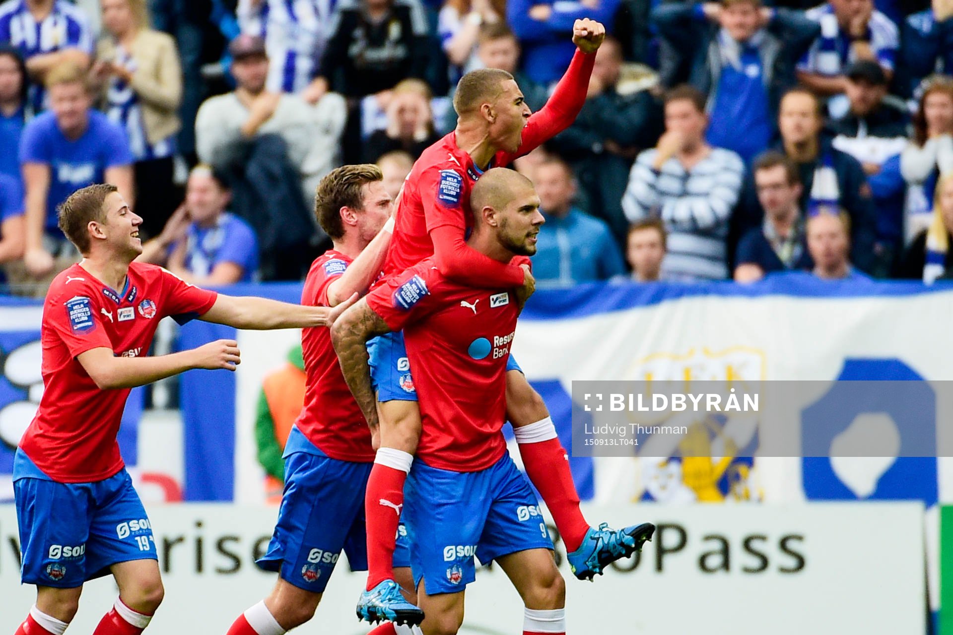 Helsingborgs Jordan Larsson på axlarna på målskytten Robin Simovic efter 1-0 under fotbollsmatchen i Allsvenskan mellan Helsingborg och IFK Göteborg den 13 september 2015 i Helsingborg.