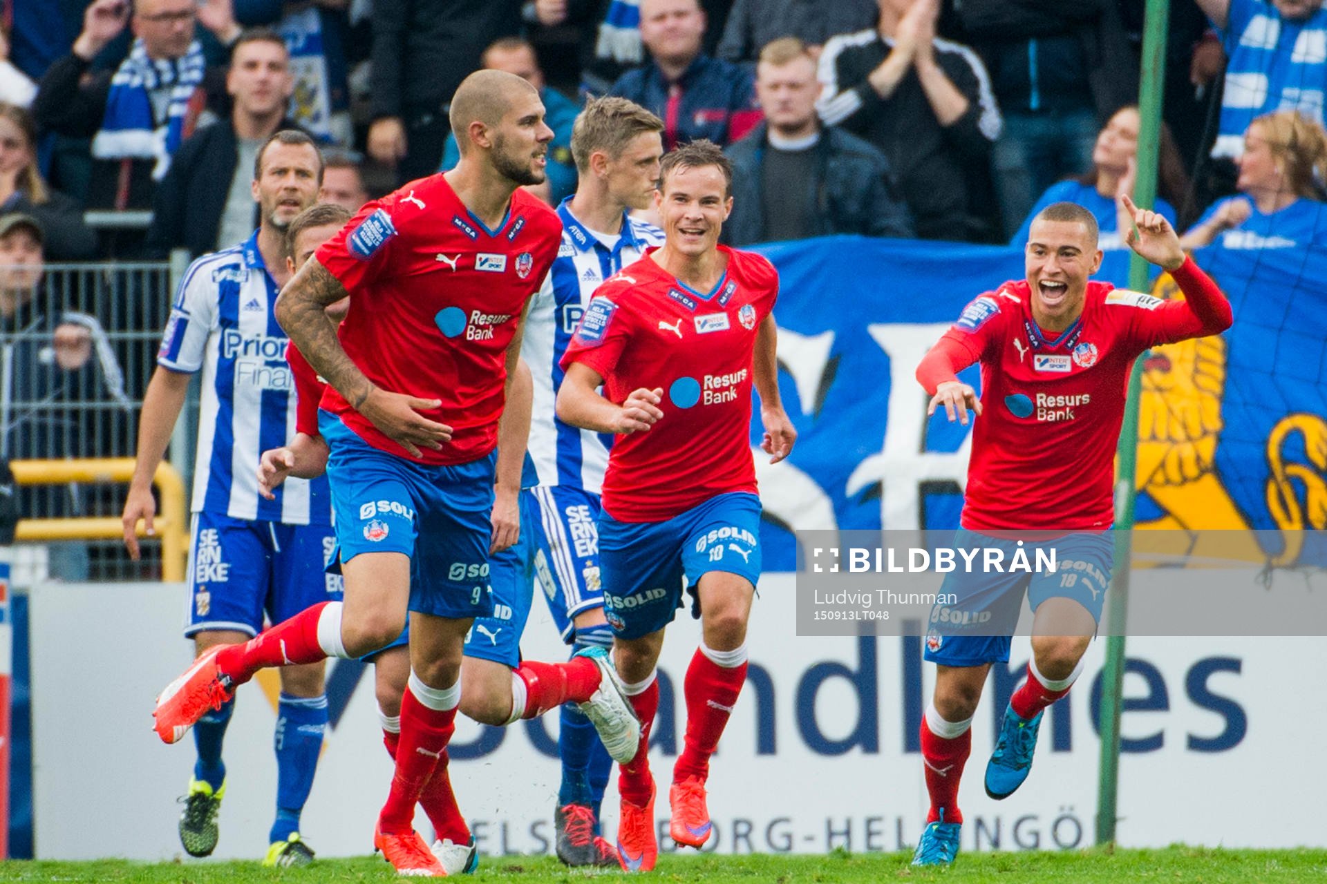 Helsingborgs Robin Simovic (tv) firas av Anton Wede och