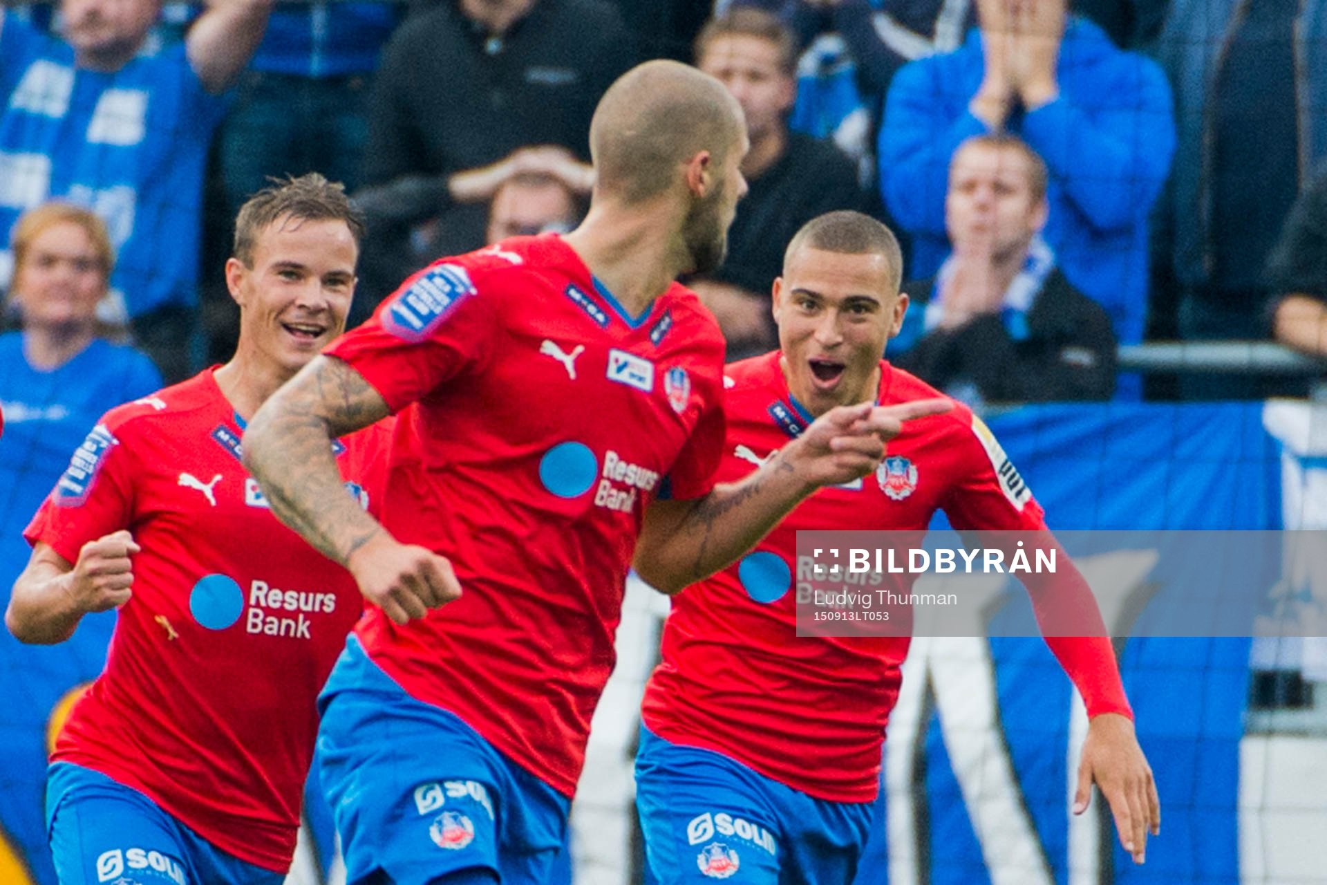Helsingborgs Robin Simovic (mitten) firas av Anton Wede och