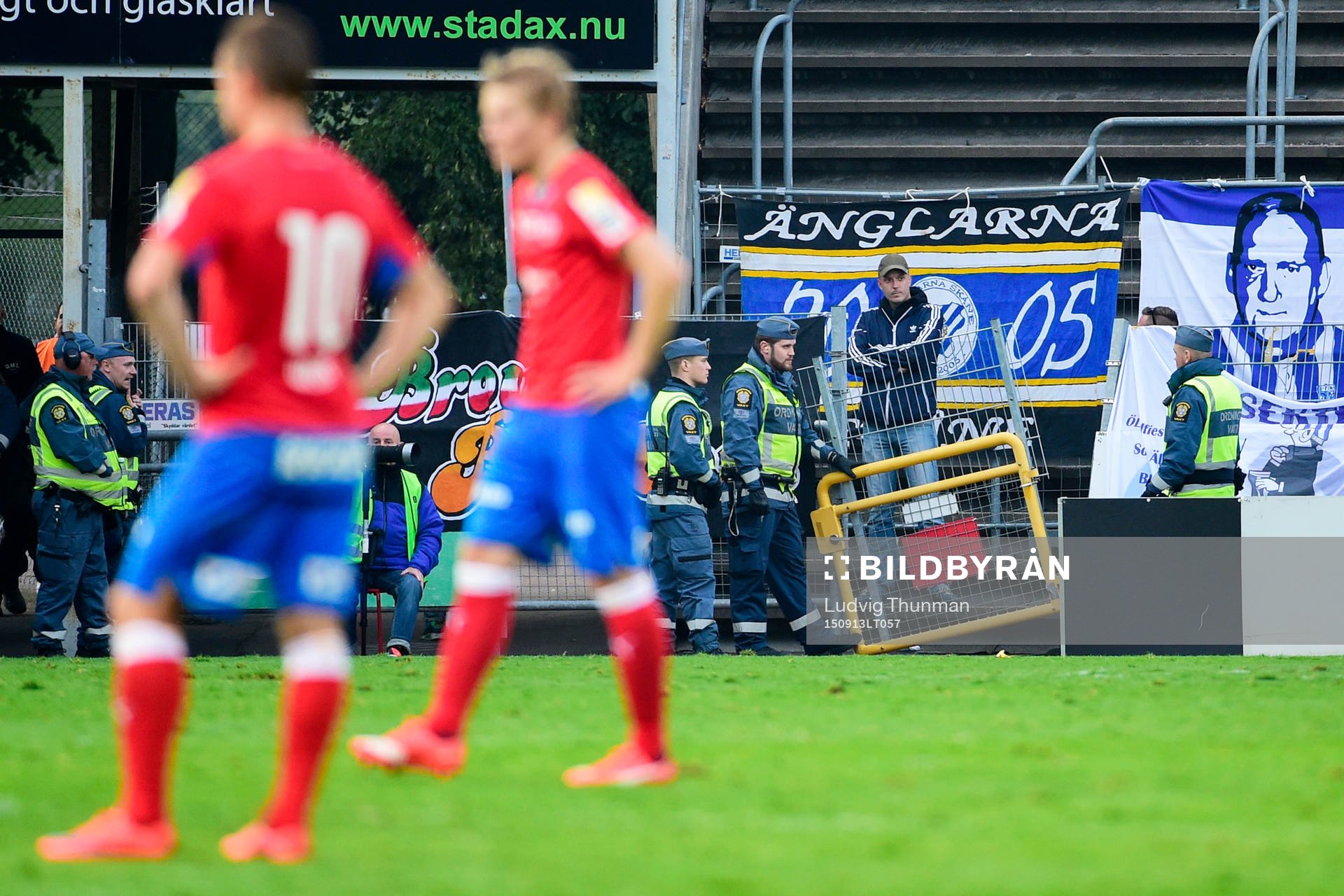 Spelet är avbrutet då en grind till IFK Göteborgs klack