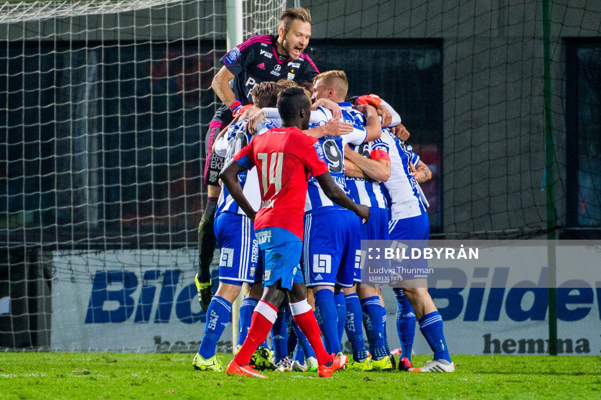 IFK Göteborgs målvakt John Alvbåge firar segern med laget