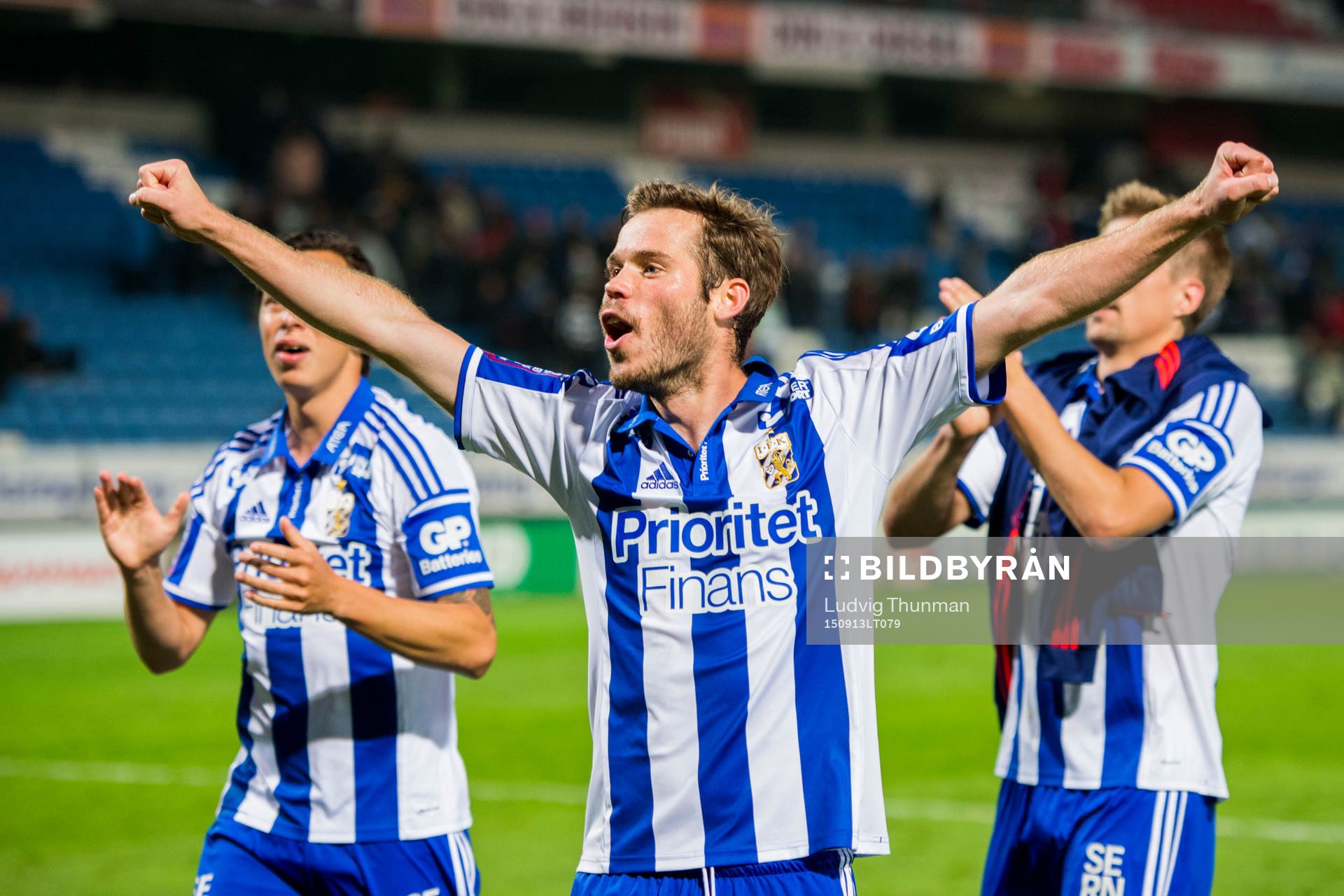 IFK Göteborgs Emil Salomonsson jublar efter segern i fotbollsmatchen i Allsvenskan mellan Helsingborg och IFK Göteborg den 13 september 2015 i Helsingborg.