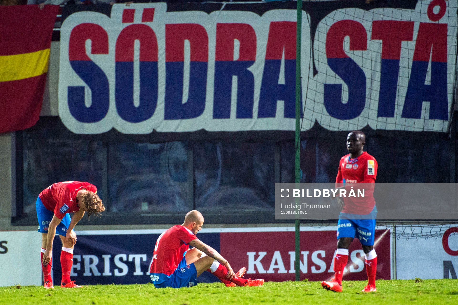 Helsingborgs Robin Simovic (mitten) deppar