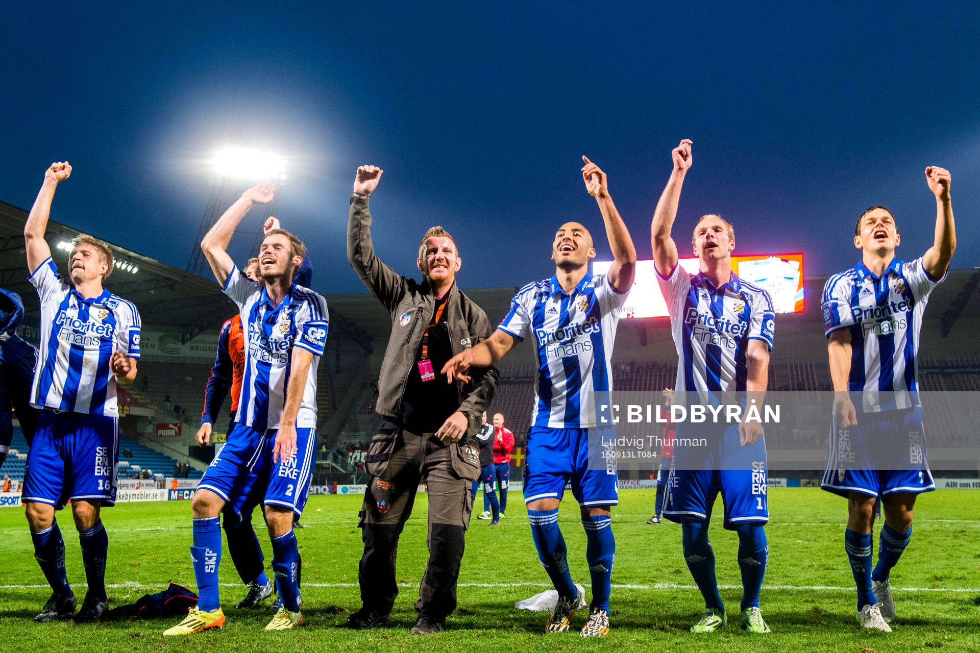 IFK Göteborgs spelare tackar publiken