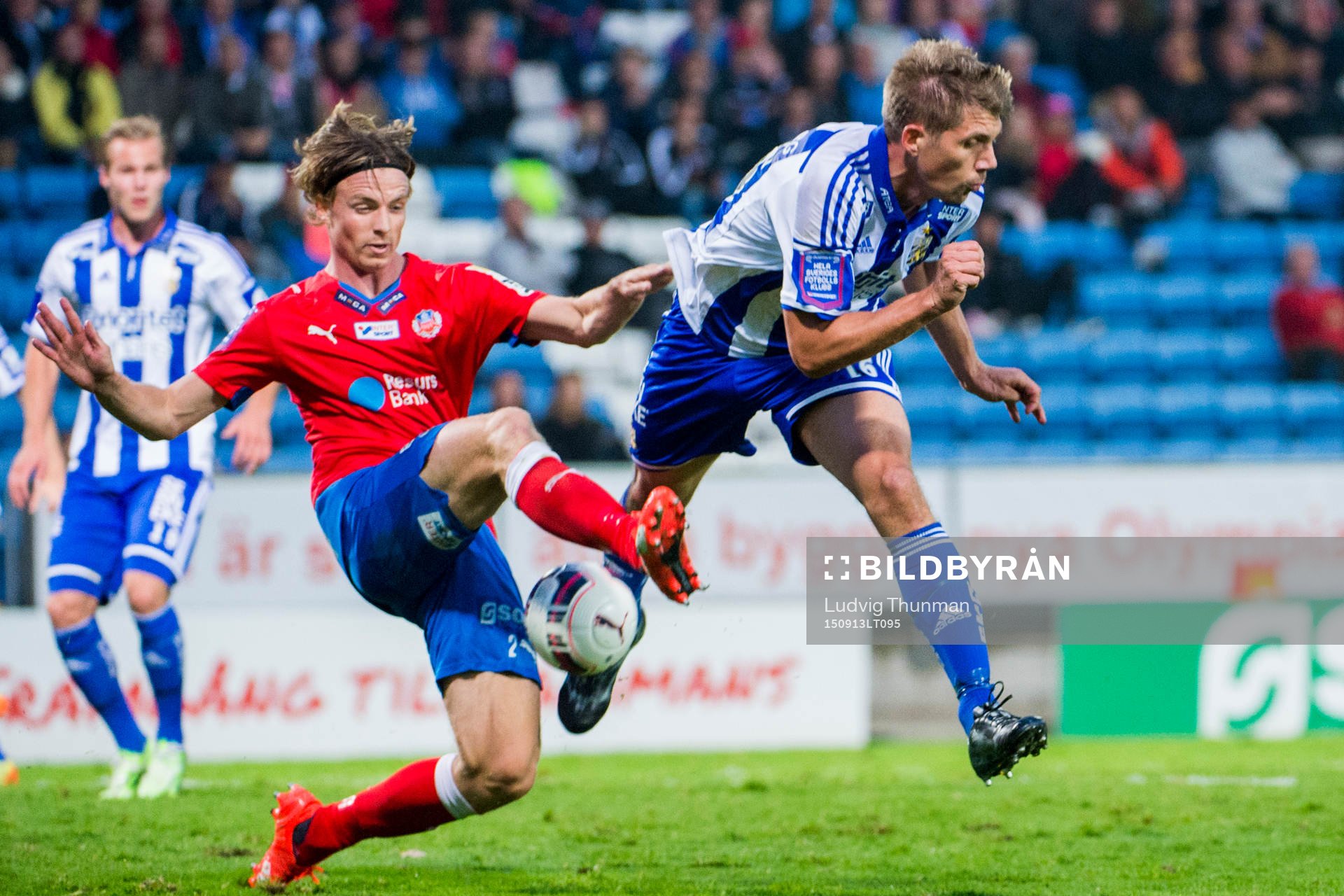 Helsingborgs Carl Johansson jagar IFK Göteborgs Mikael