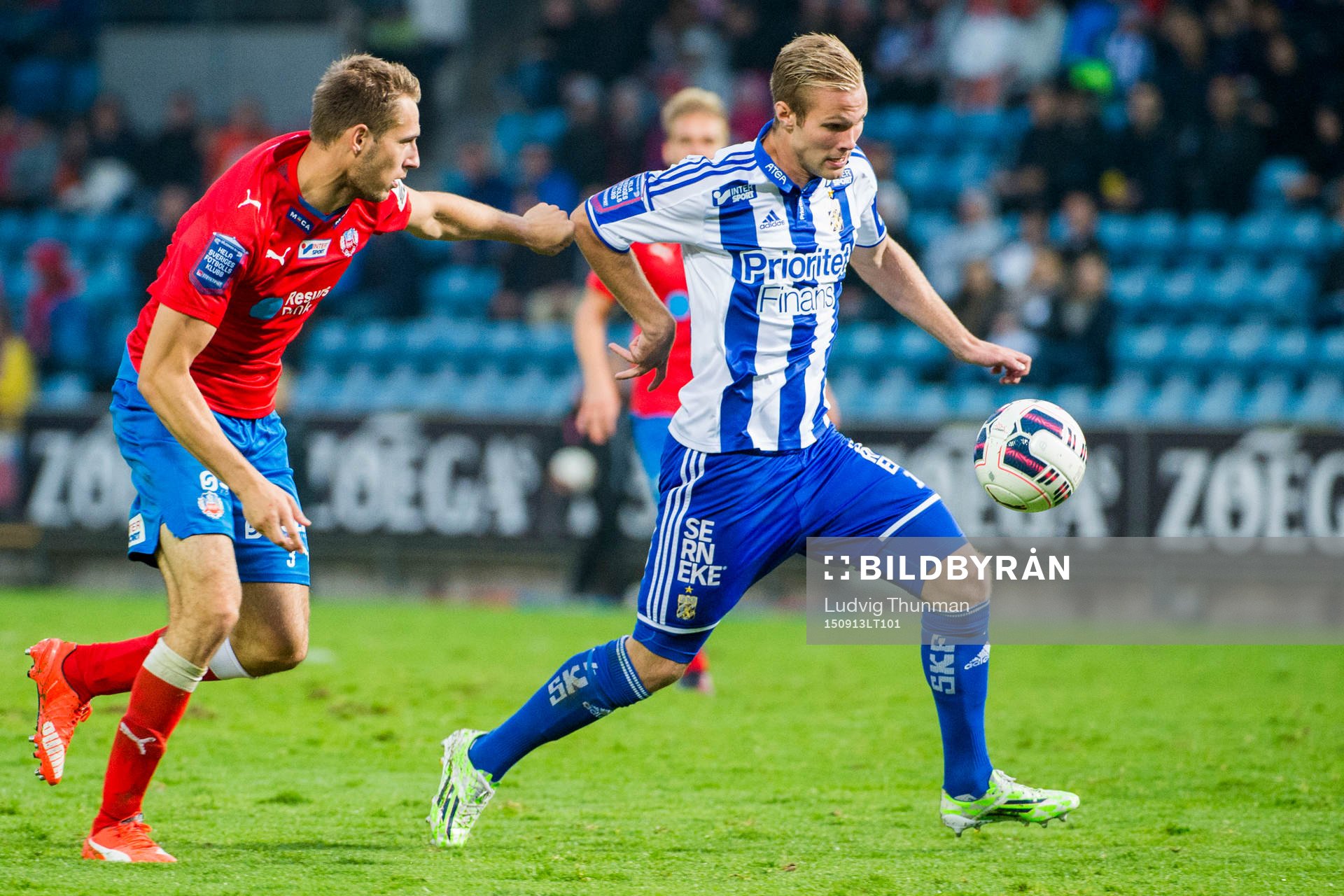 Helsingborgs Frederik Helstrup Jensen jagar IFK Göteborgs