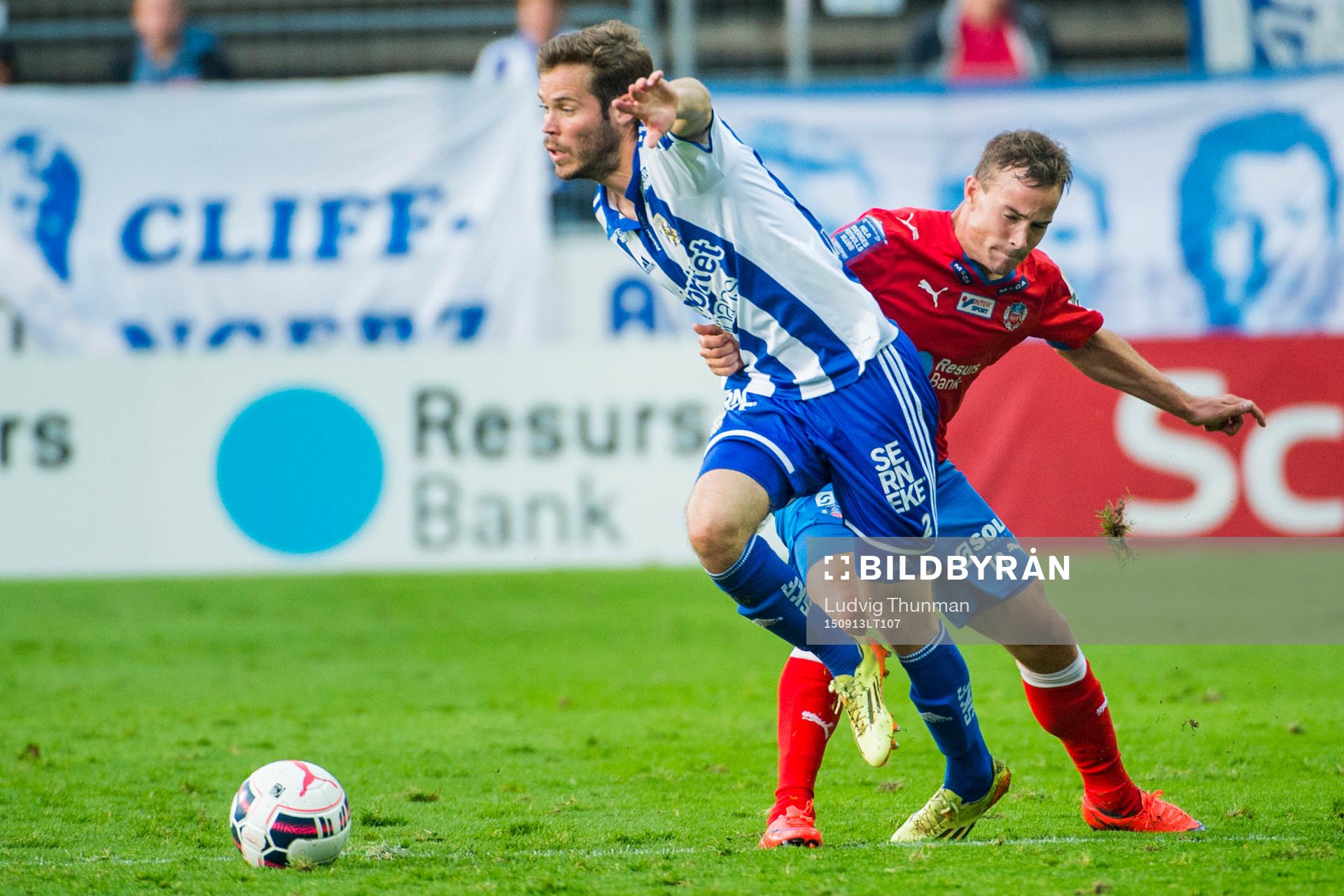 IFK Göteborgs Emil Salomonsson hålls fast av Helsingborgs