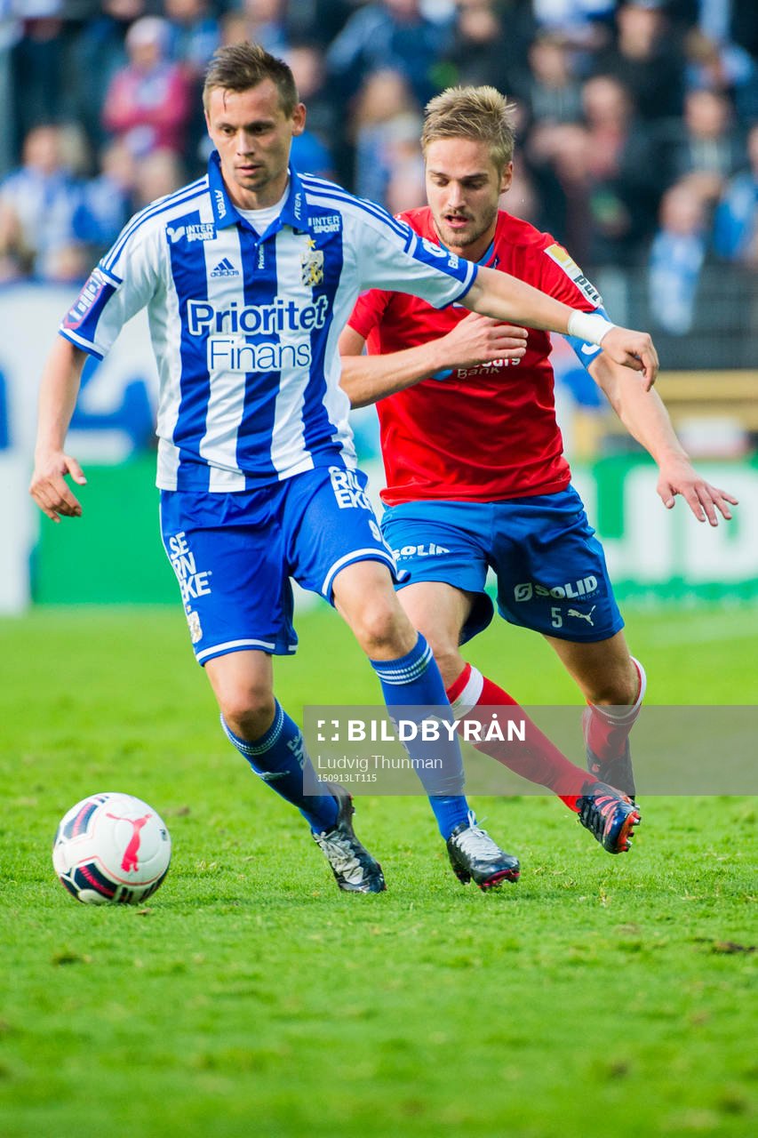 IFK Göteborgs Jakob Ankersen jagas av Helsingborgs Johan