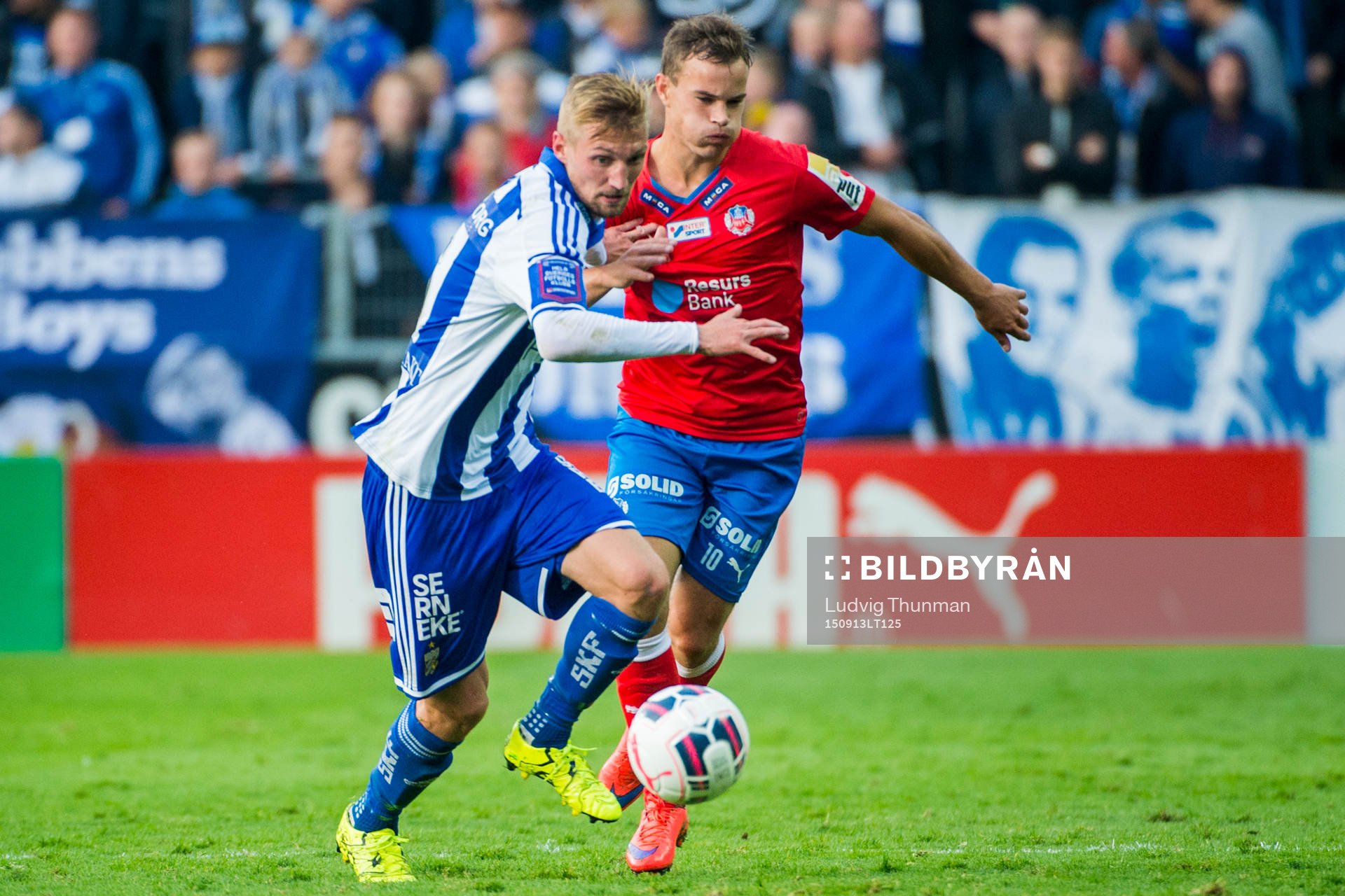 IFK Göteborgs Sebastian Eriksson jagas av Helsingborgs