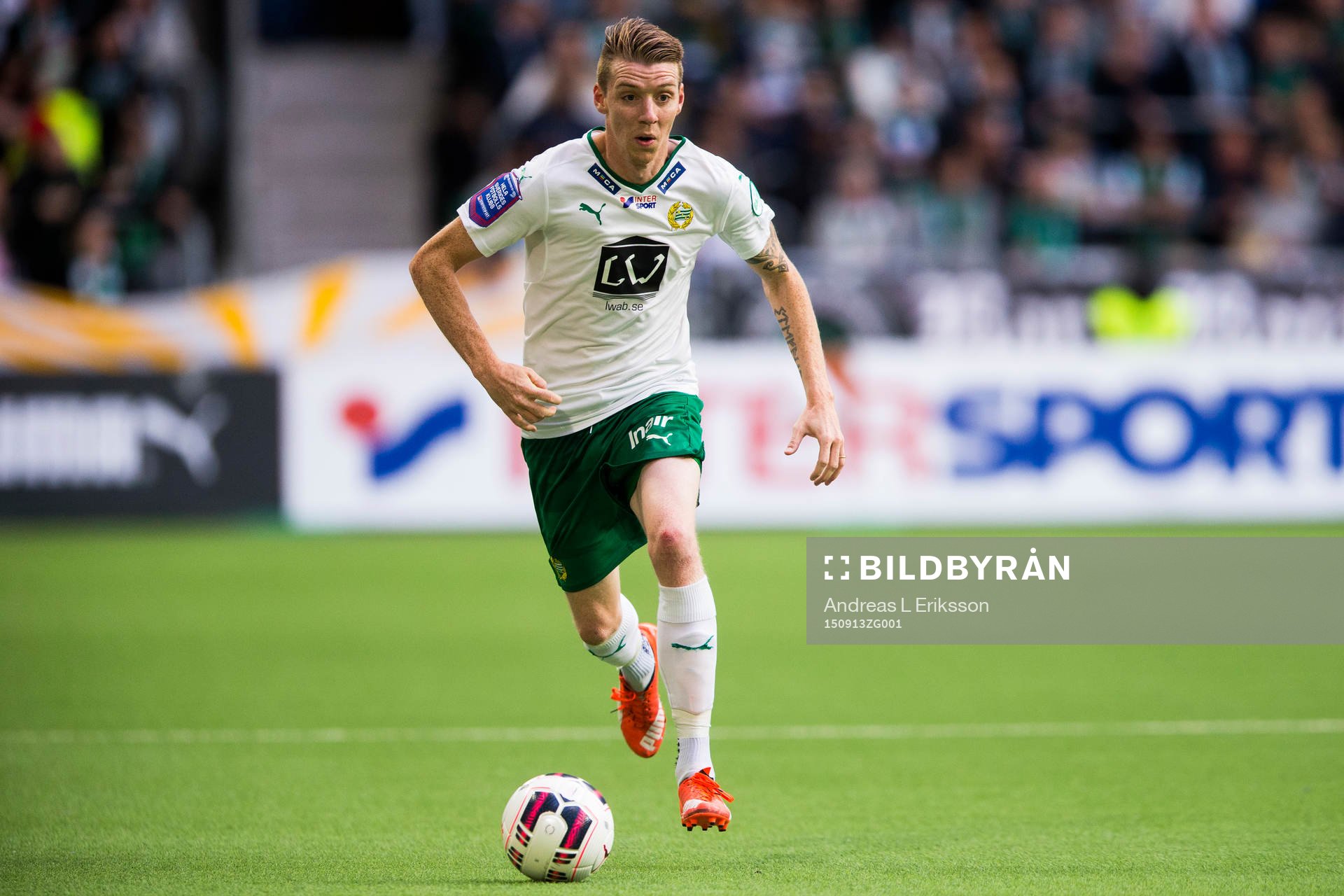 Hammarbys Birkir Már Saevarsson med bollen