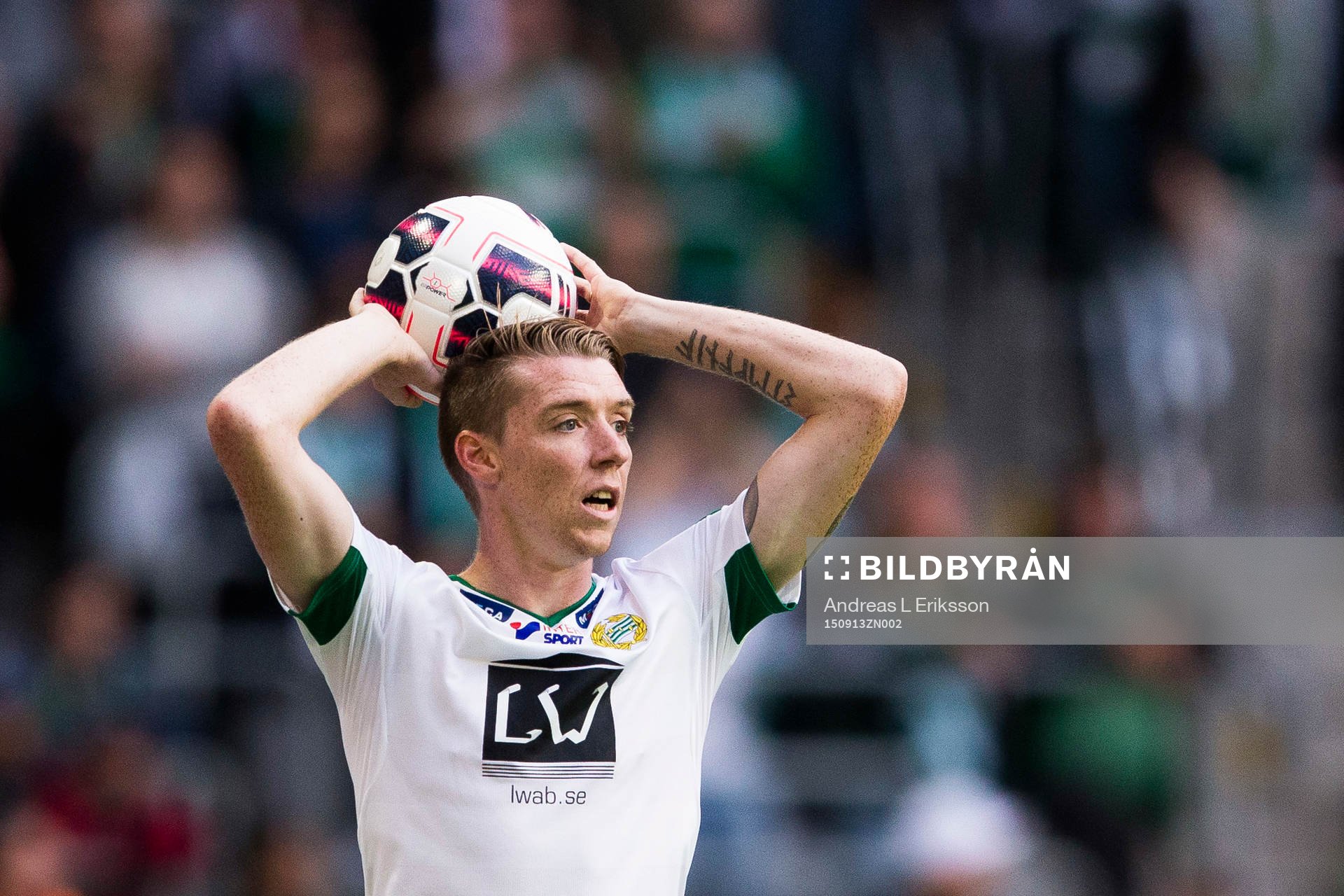 Hammarbys Birkir Már Saevarsson med bollen