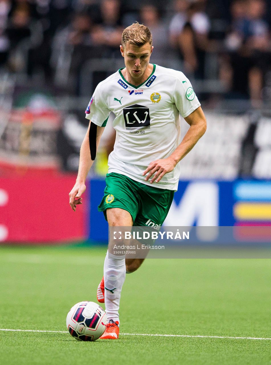 Hammarbys Richard Magyar med bollen