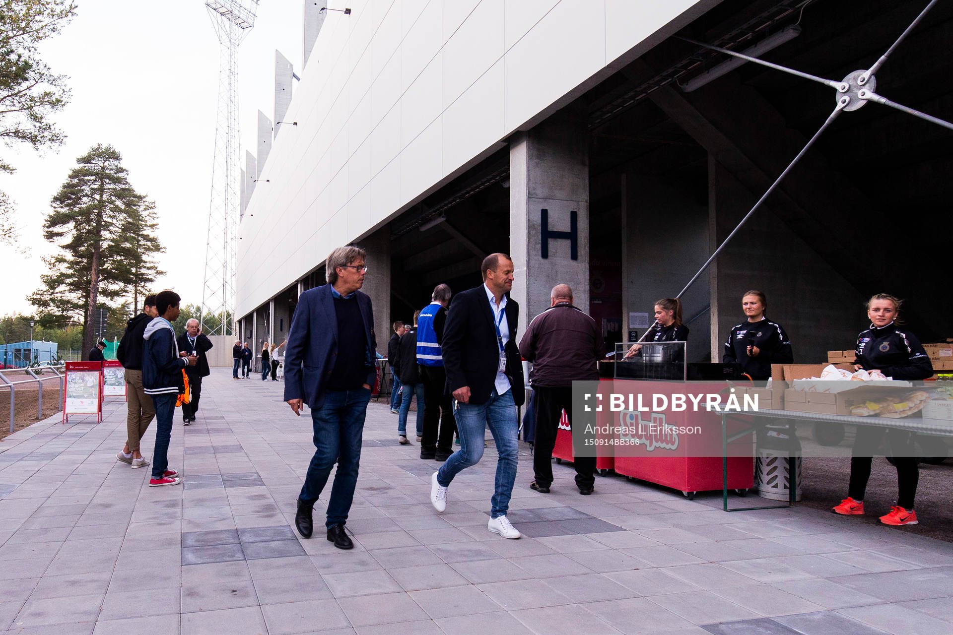 Djurgårdens tränare Per Olsson går utanför Gavlevallen