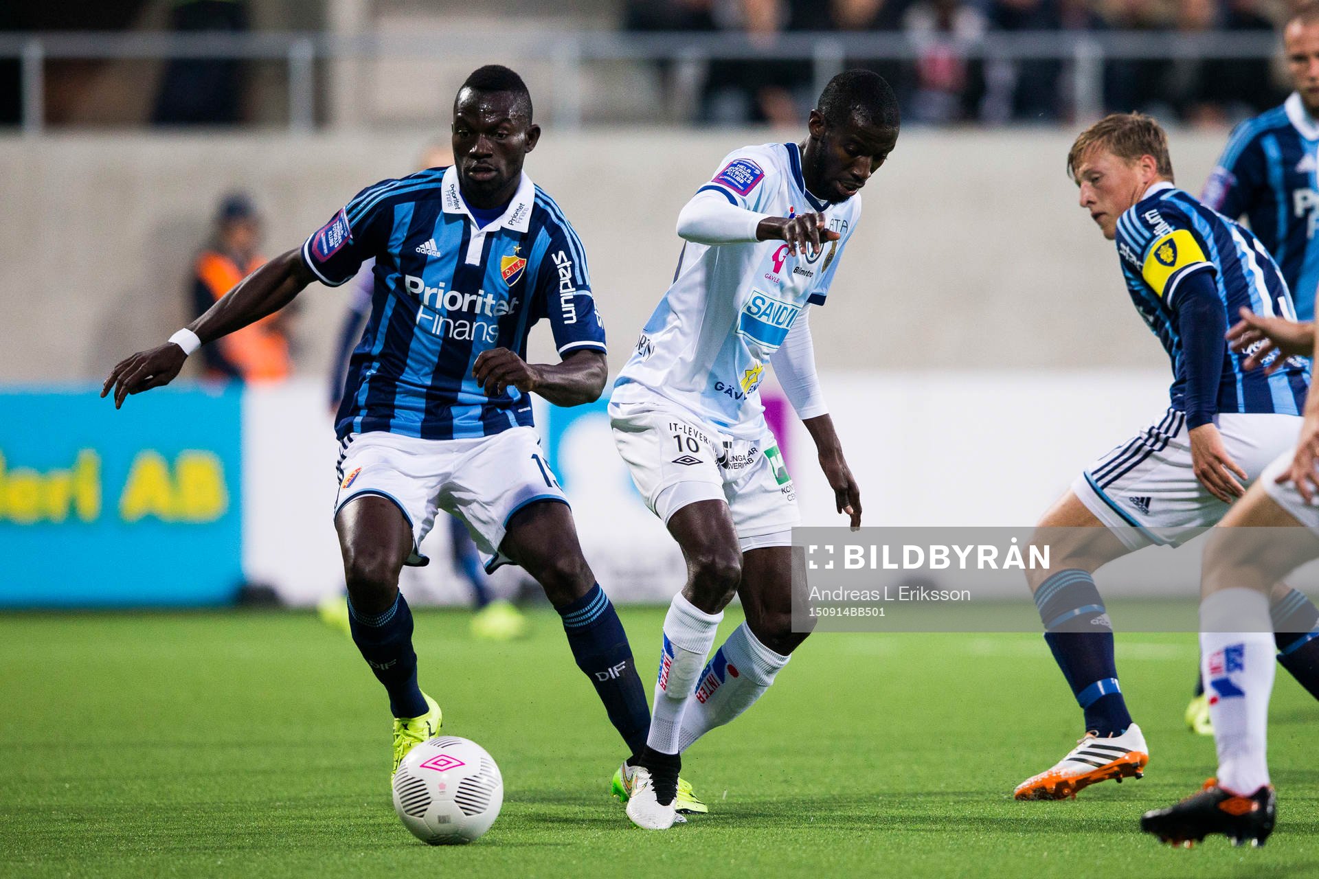 Djurgårdens Omar Colley i kamp om bollen med Gefles Dioh Williams under fotbollsmatchen i Allsvenskan mellan Gefle och Djurgården den 14 september 2015 i Gävle.
