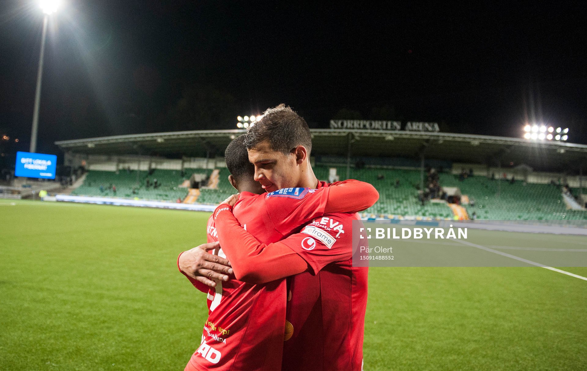 Åtvidabergs Mauricio Albornoz kramar om Ammar Ahmed efter vunnen match med 0-1 efter fotbollsmatchen i Allsvenskan mellan GIF Sundsvall och Åtvidabergs FF den 14 September 2015 i Sundsvall.