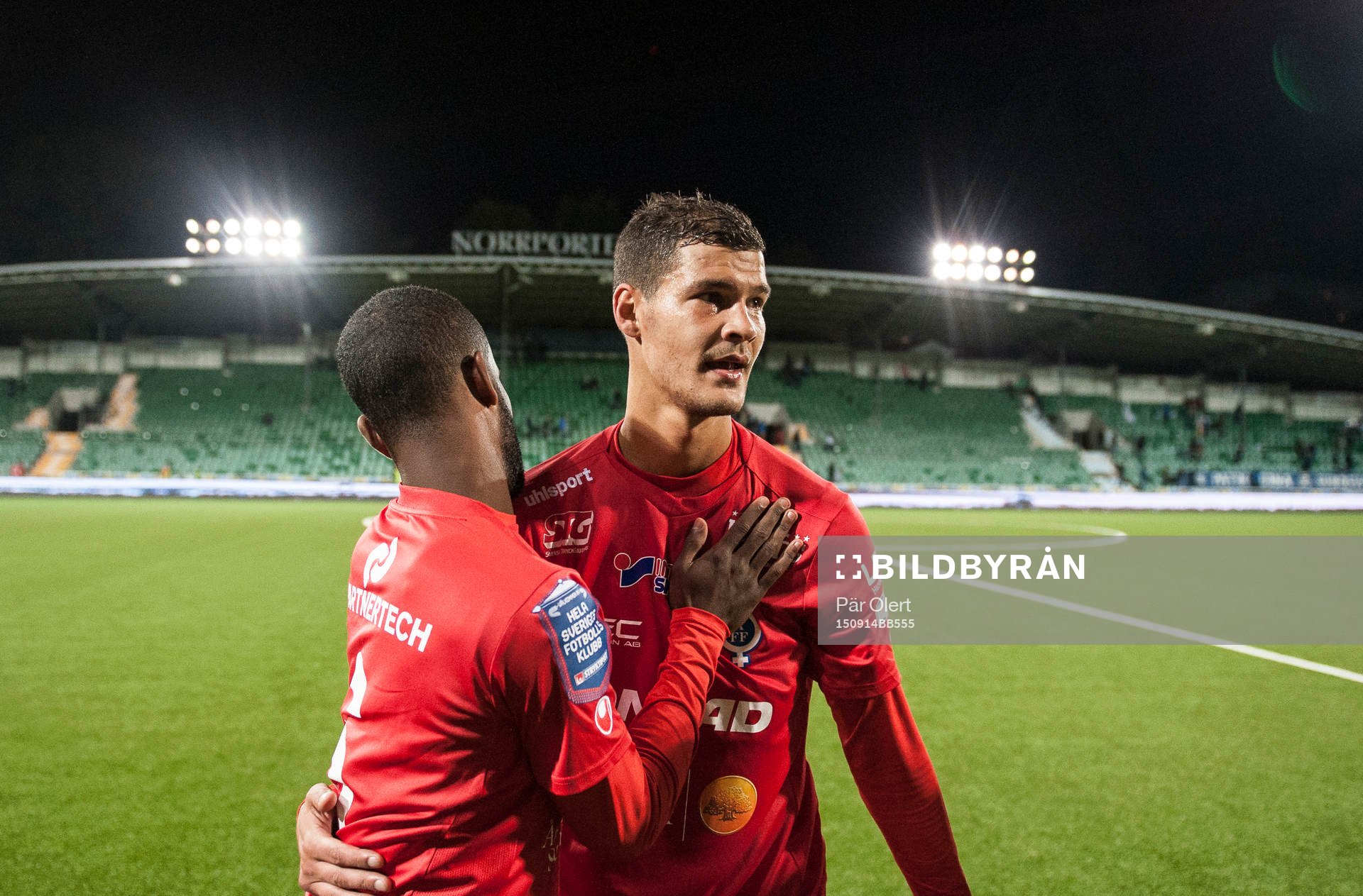 Åtvidabergs Mauricio Albornoz kramar om Ammar Ahmed efter vunnen match med 0-1 efter fotbollsmatchen i Allsvenskan mellan GIF Sundsvall och Åtvidabergs FF den 14 September 2015 i Sundsvall.