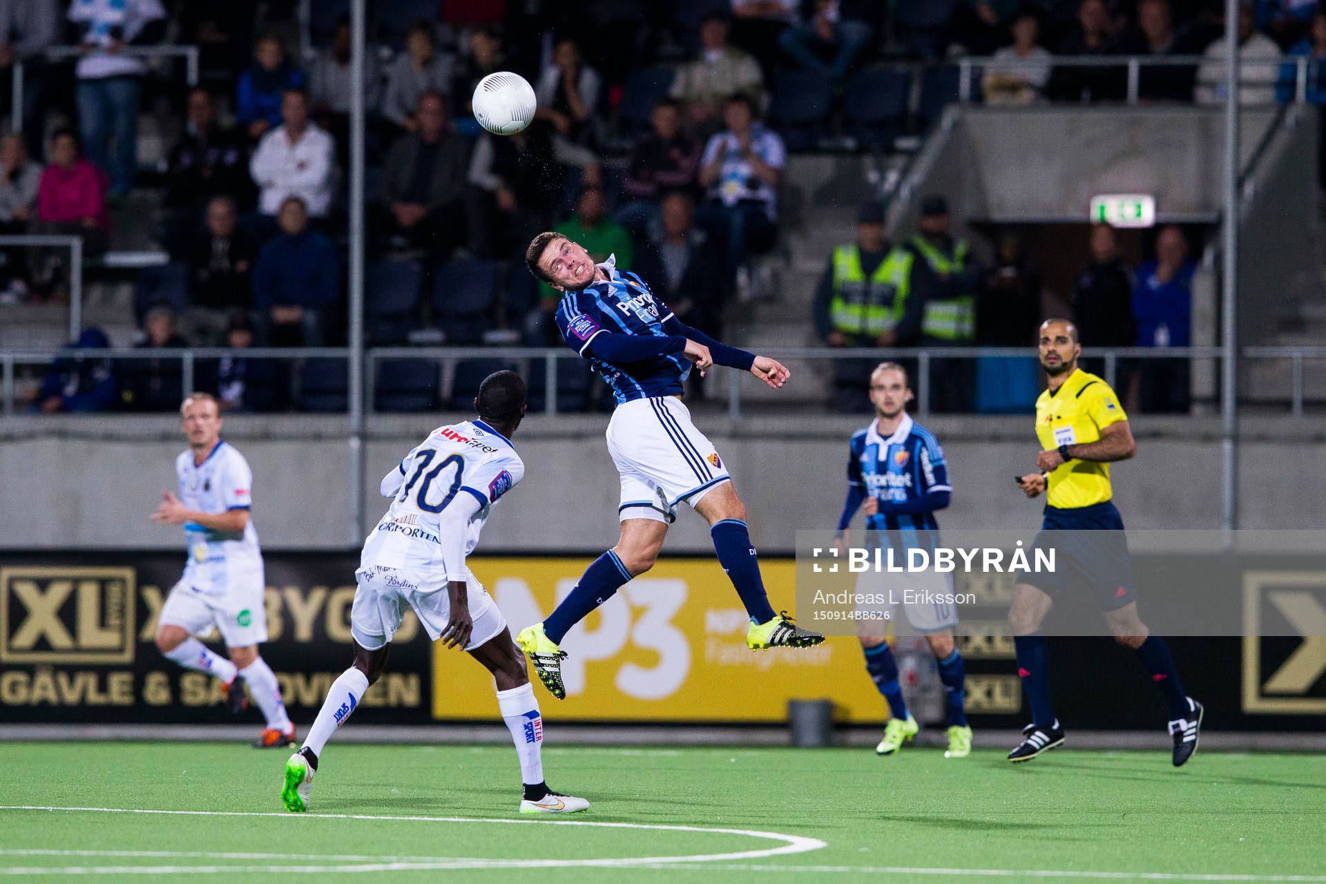 Djurgårdens Kerim Mrabti nickar förbi Gefles Dioh Williams