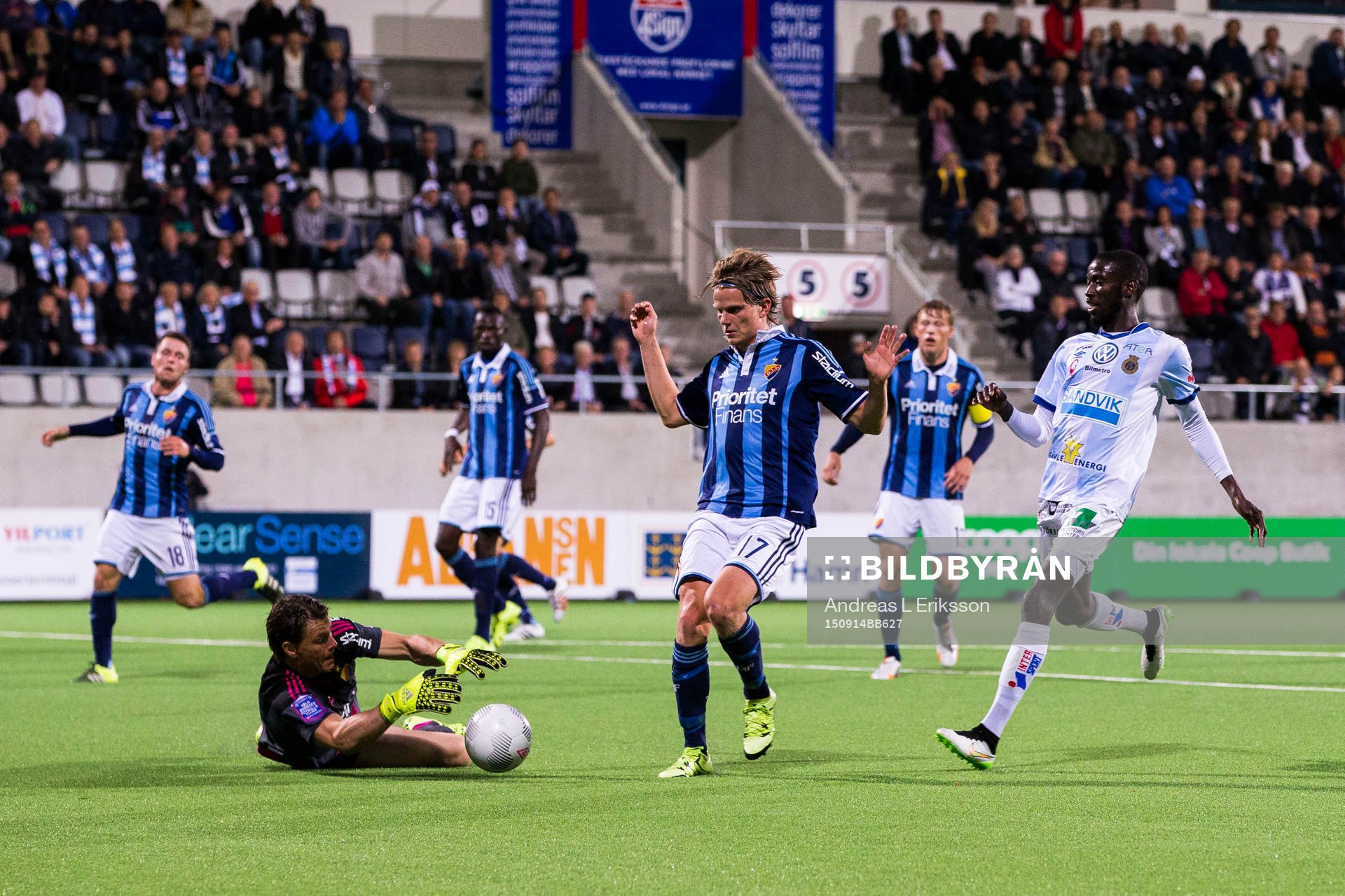Djurgårdens målvakt Kenneth Høie tar hand om bollen