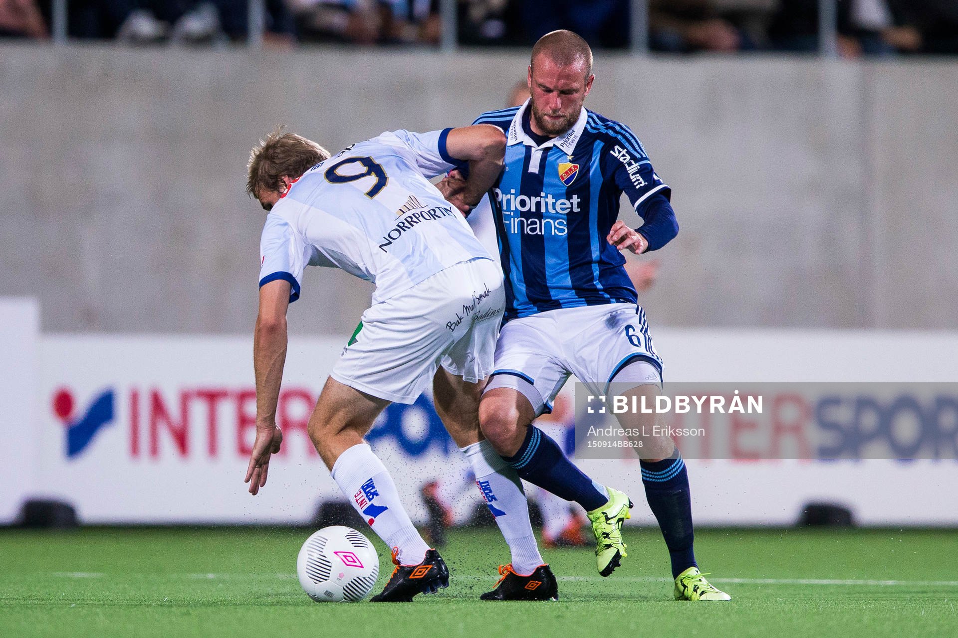 Gefles Johan Oremo i kamp om bollen med Djurgårdens