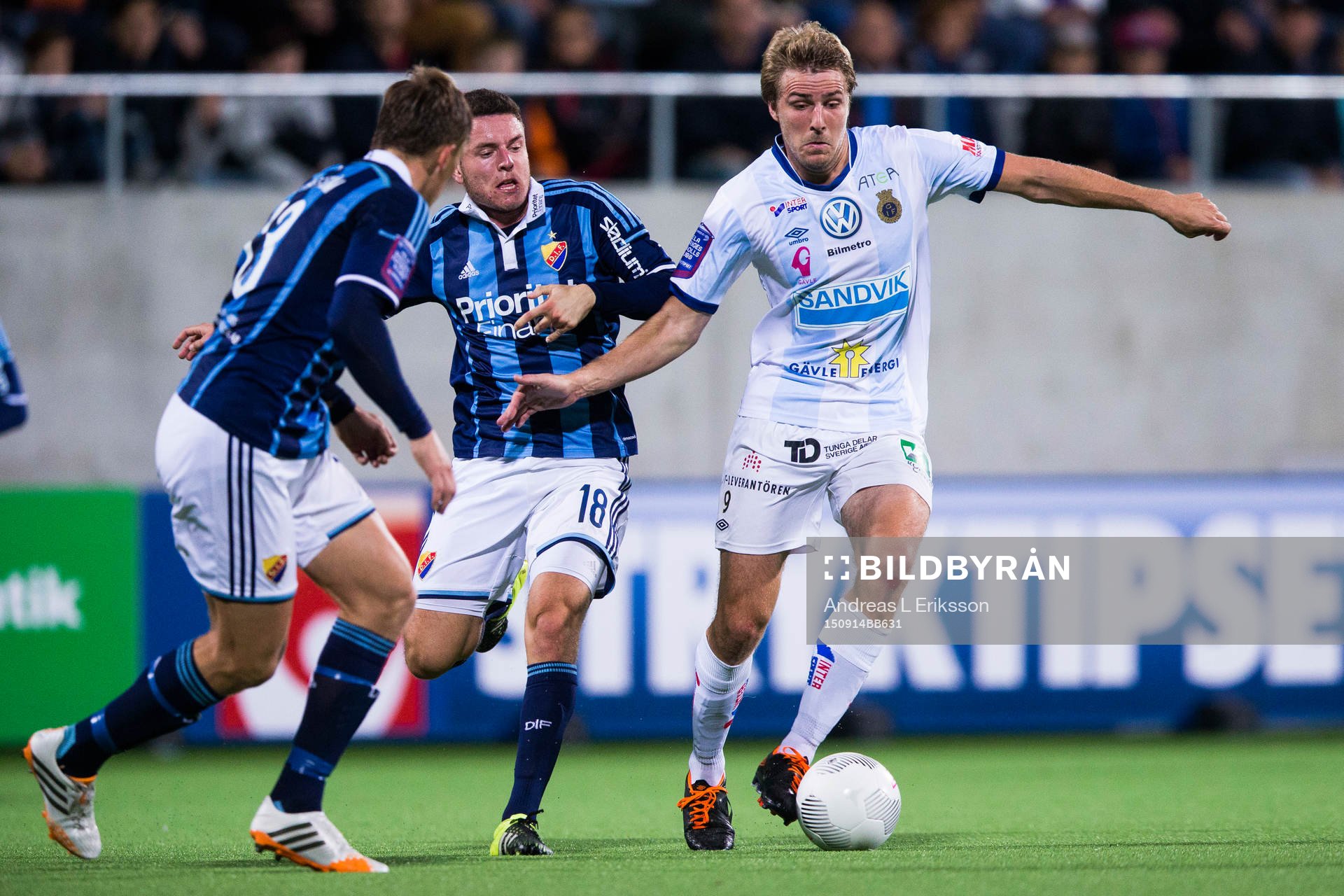 Djurgårdens Kerim Mrabti i kamp om bollen med Gefles Johan