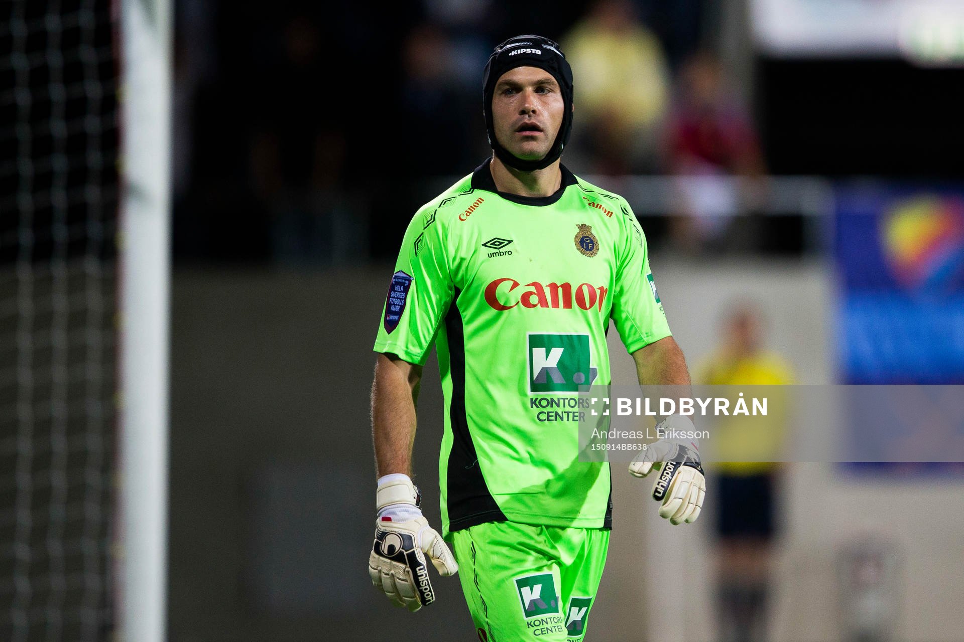 Gefles målvakt Emil Hedvall under fotbollsmatchen i Allsvenskan mellan Gefle och Djurgården den 14 september 2015 i Gävle. 