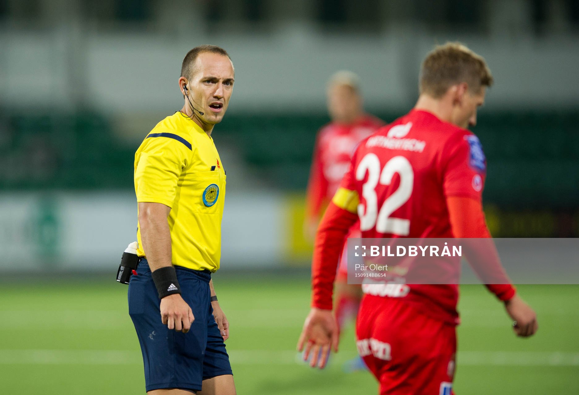 Domare Kasper Sjöberg  diskuterar med Åtvidabergs Martin