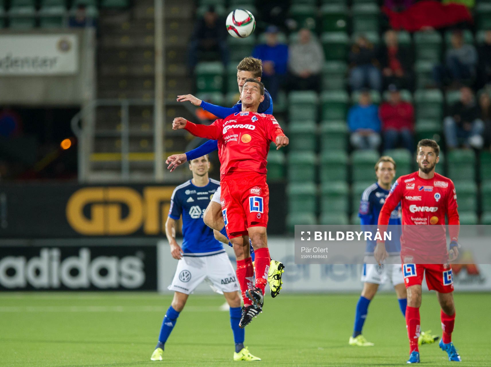 Åtvidabergs Mauricio Albornoz i nickduell mot Sundsvalls Sundsvalls Johan Eklund under fotbollsmatchen i Allsvenskan mellan GIF Sundsvall och Åtvidabergs FF den 14 September 2015 i Sundsvall.
