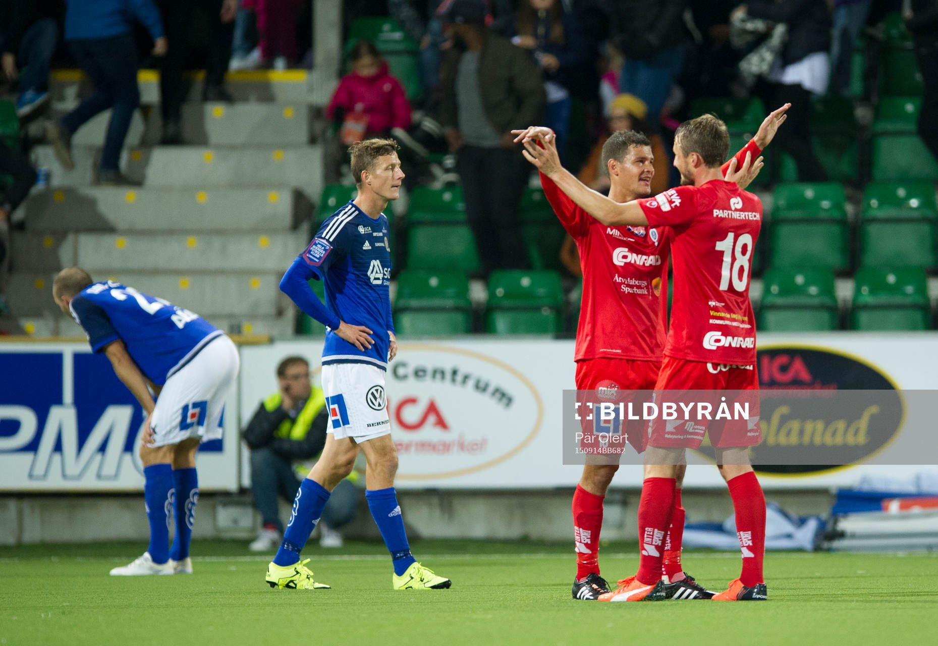 Åtvidabergs Mauricio Albornoz och John Owoeri  jublar