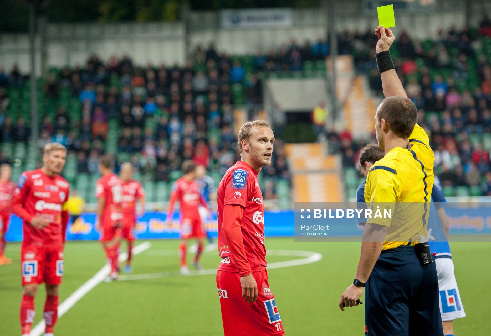 Domare Kasper Sjöberg  ger Åtvidabergs Hampus Holmgren