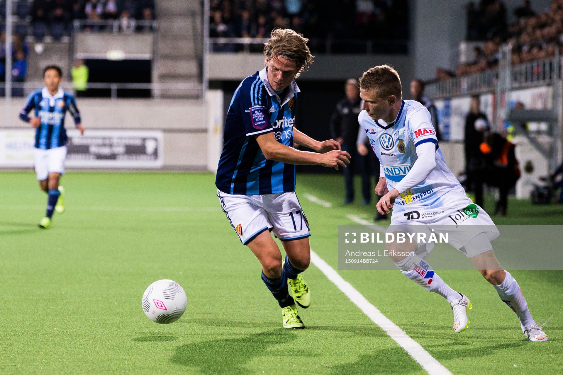 Djurgårdens Tim Björkström i kamp om bollen Gefles Johan
