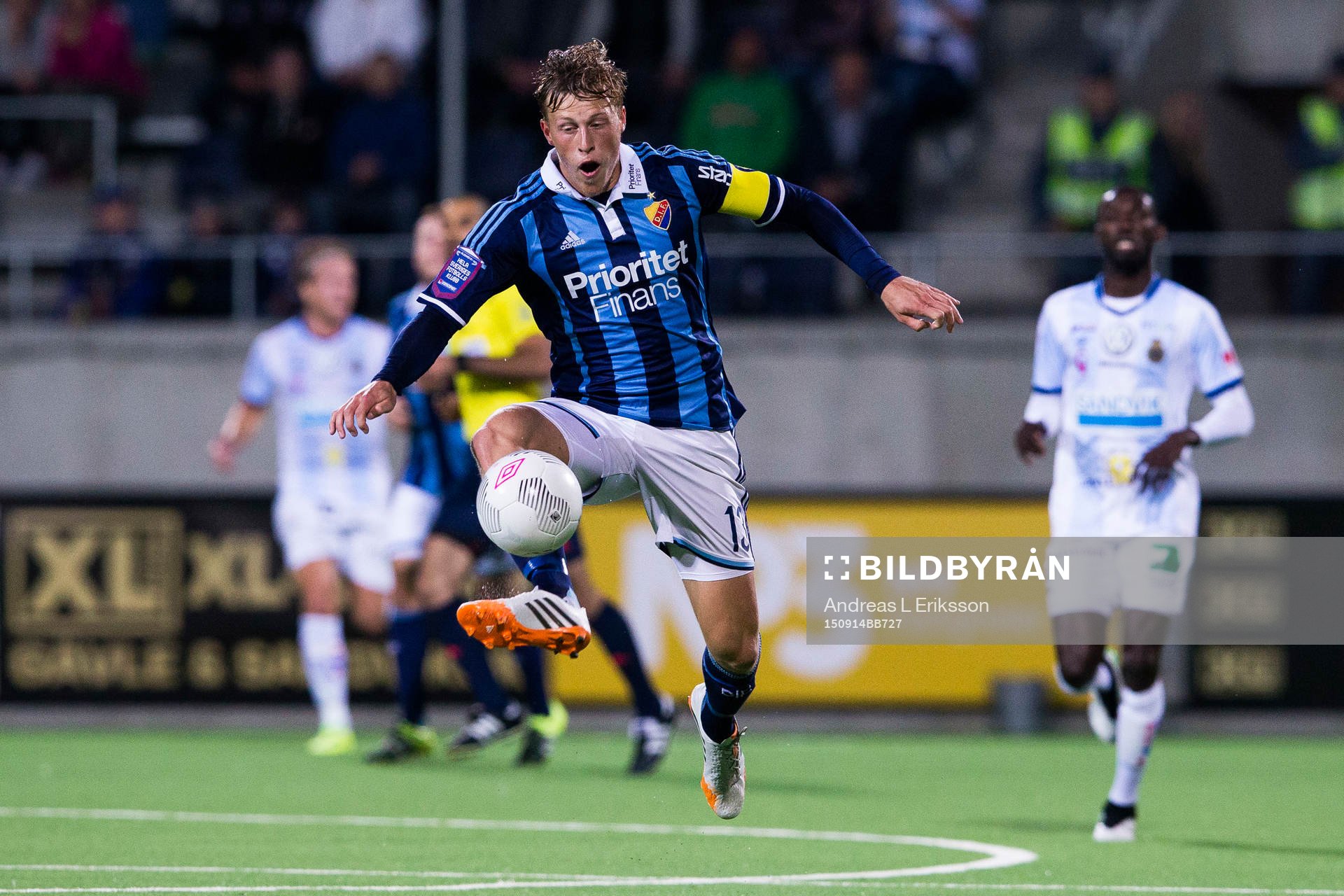 Djurgårdens Emil Bergström tar ner bollen