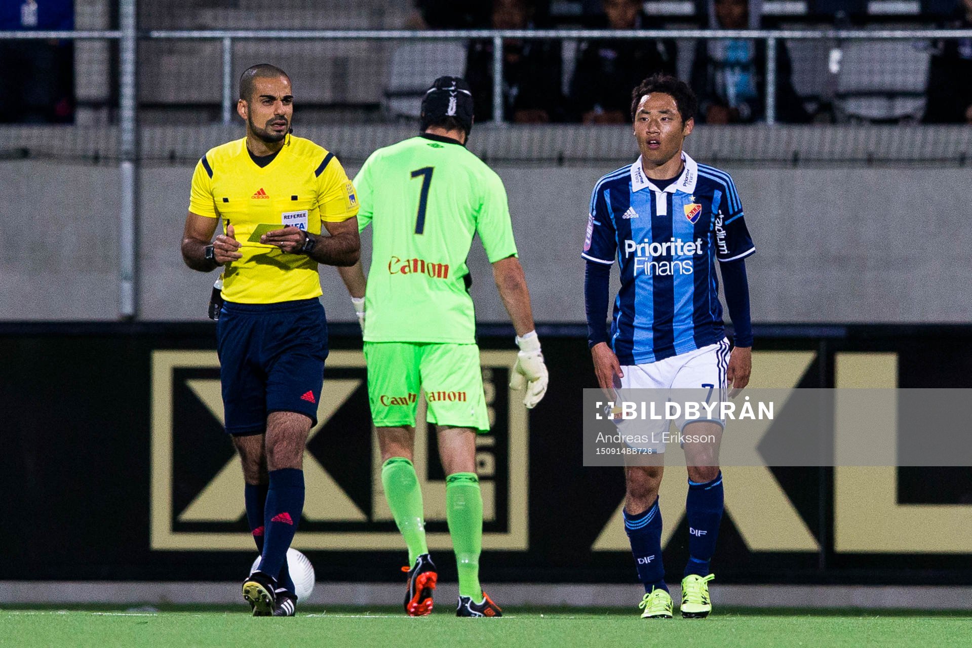 Domare Mohammed Al-Hakim skriver ner att han gett