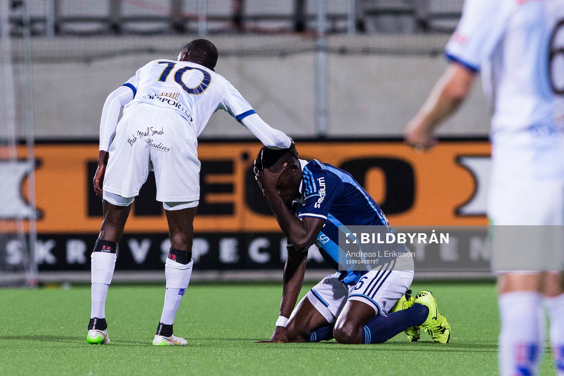 Gefles Dioh Williams tröstar Djurgårdens Omar Colley