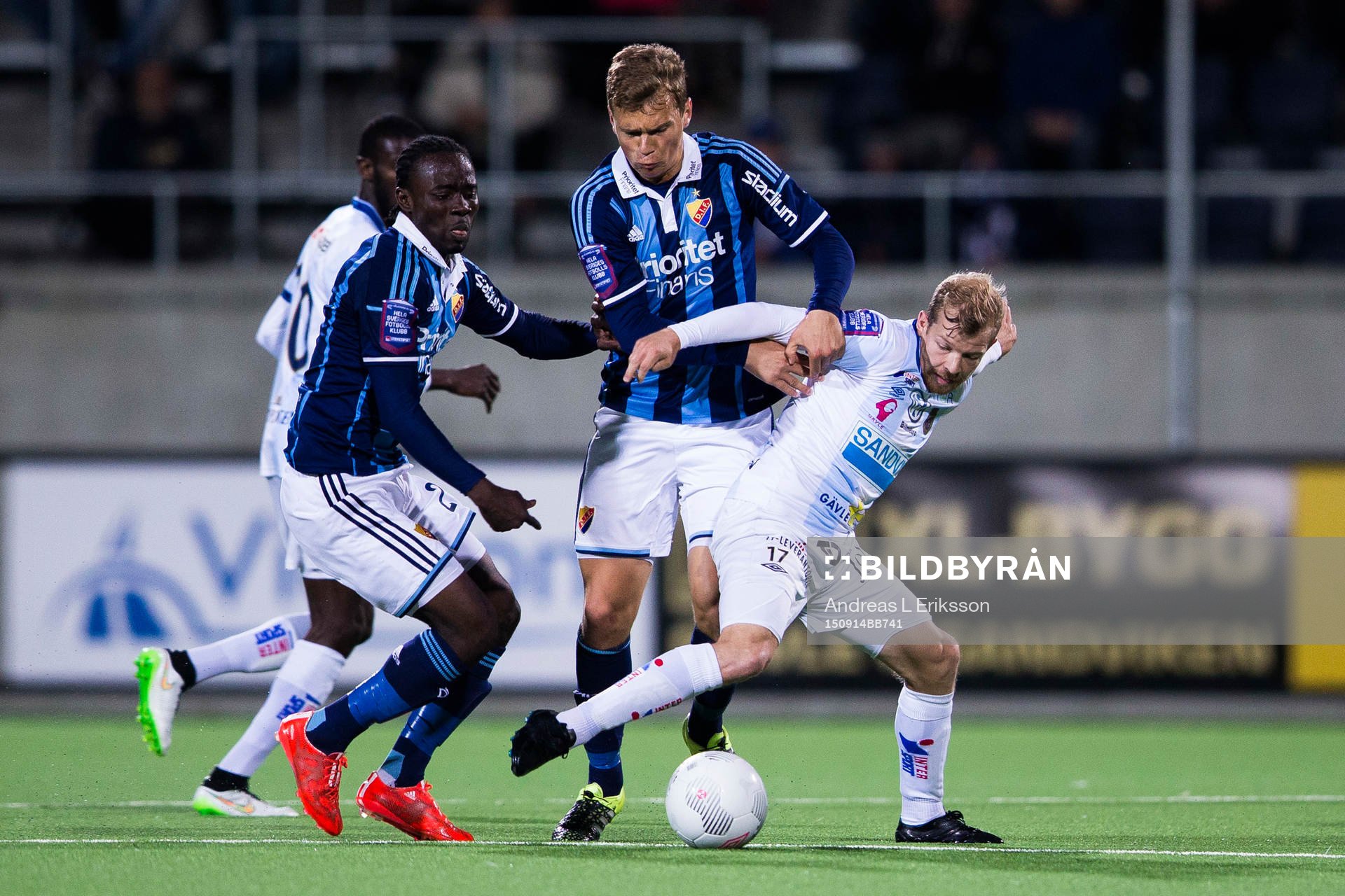 Djurgårdens Sam Johnson och Jesper Karlström i kamp om