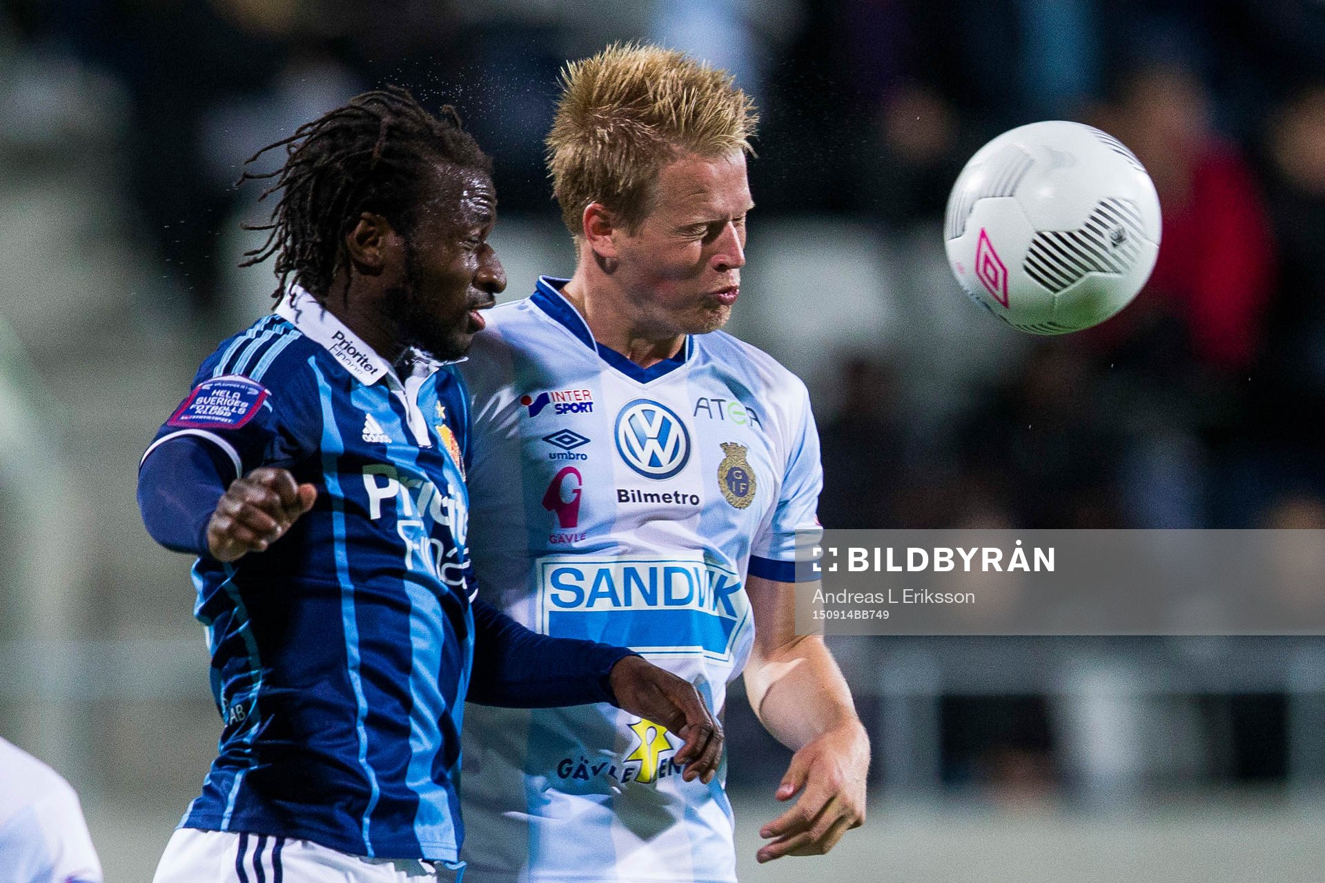 Djurgårdens Amadou Jawo i en nickduell med Gefles Martin Rauschenberg under fotbollsmatchen i Allsvenskan mellan Gefle och Djurgården den 14 september 2015 i Gävle. 