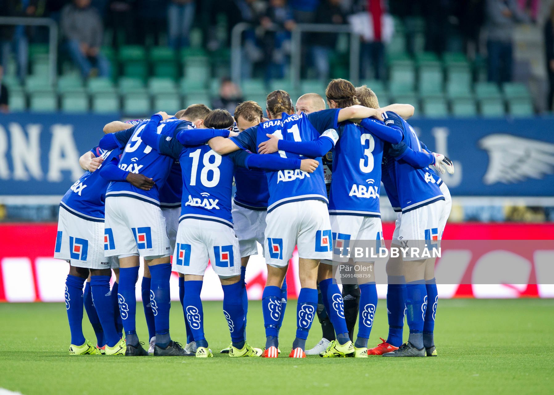 Sundsvall bildar klungan innan avspark av fotbollsmatchen i