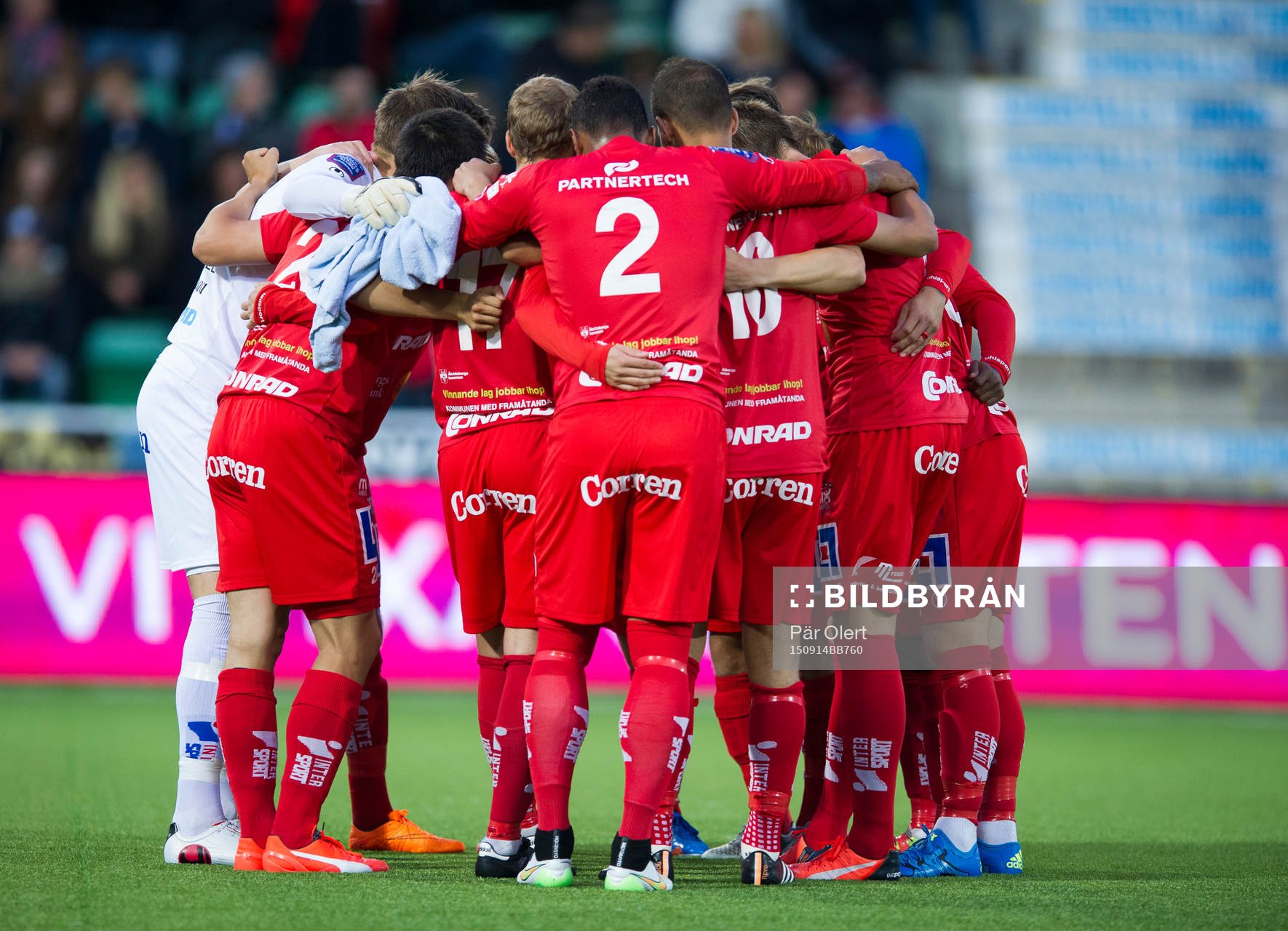 Åtvidaberg bildar klungan innan avspark av fotbollsmatchen