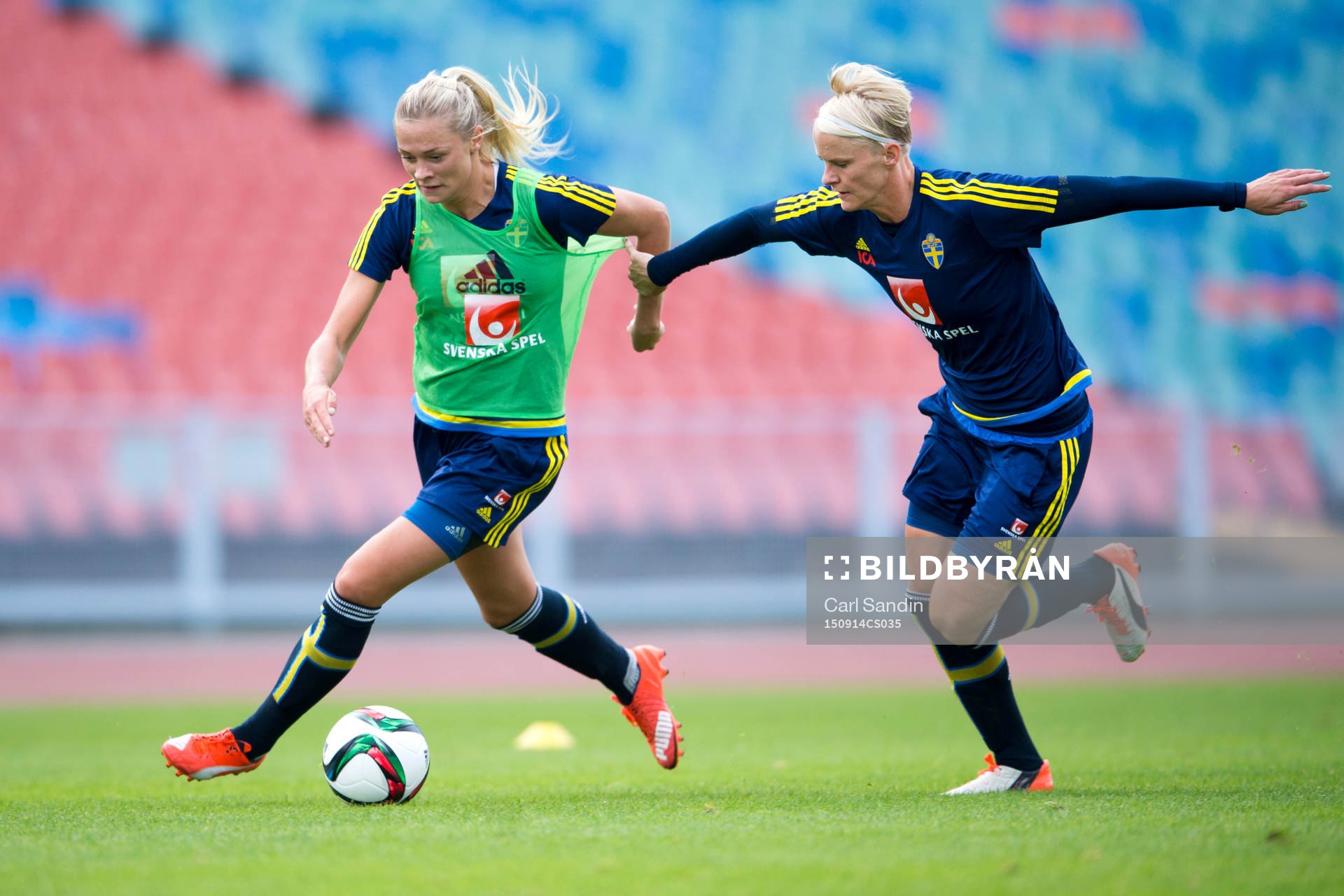 Sveriges Fridolina Rolfö och Nilla Fischer under en träning med damlandslaget i fotboll den 14 september 2015 i Göteborg.
