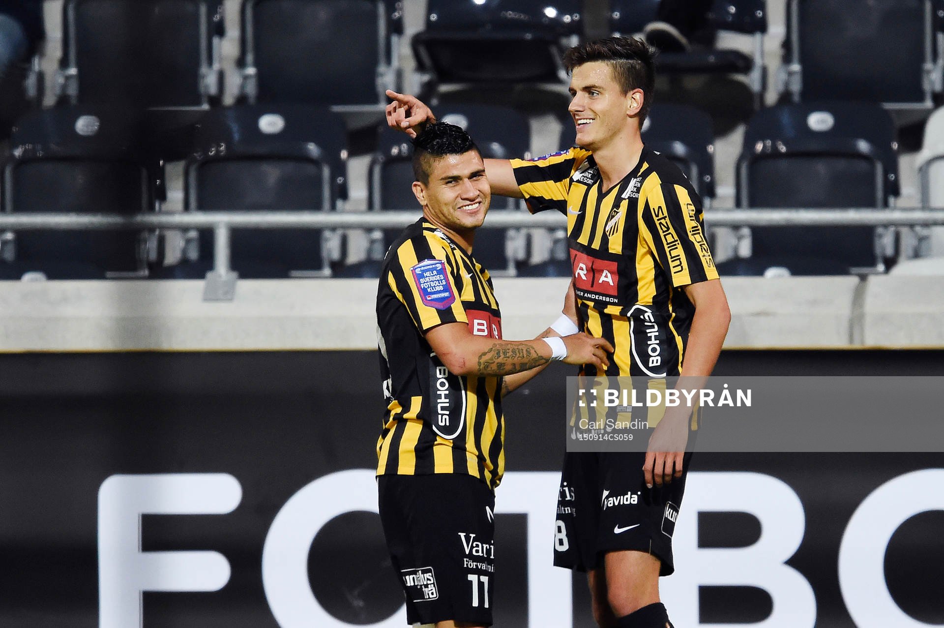 Häckens Alexander Jeremejeff (th) gör 3-1 och jublar med Paulo de Oliveira (tv) under en fotbollsmatch i Allsvenskan mellan Häcken och Halmstad den 14 september 2015 i Göteborg.