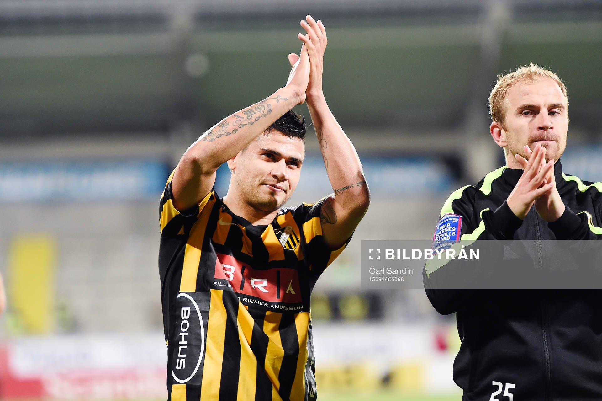 Häckens Paulo de Oliveira jublar med publiken