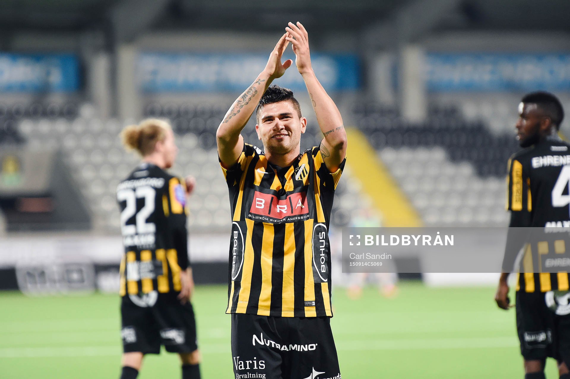Häckens Paulo de Oliveira jublar med publiken