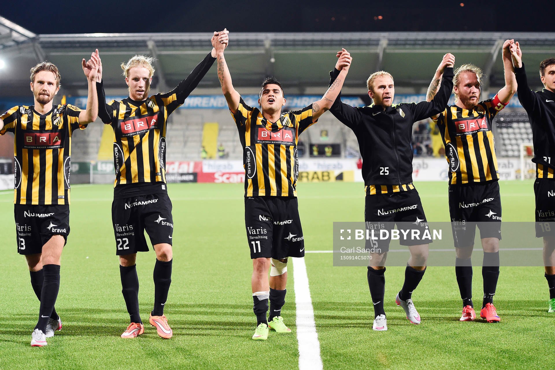 Häckens spelare med Paulo de Oliveira i mitten jublar med