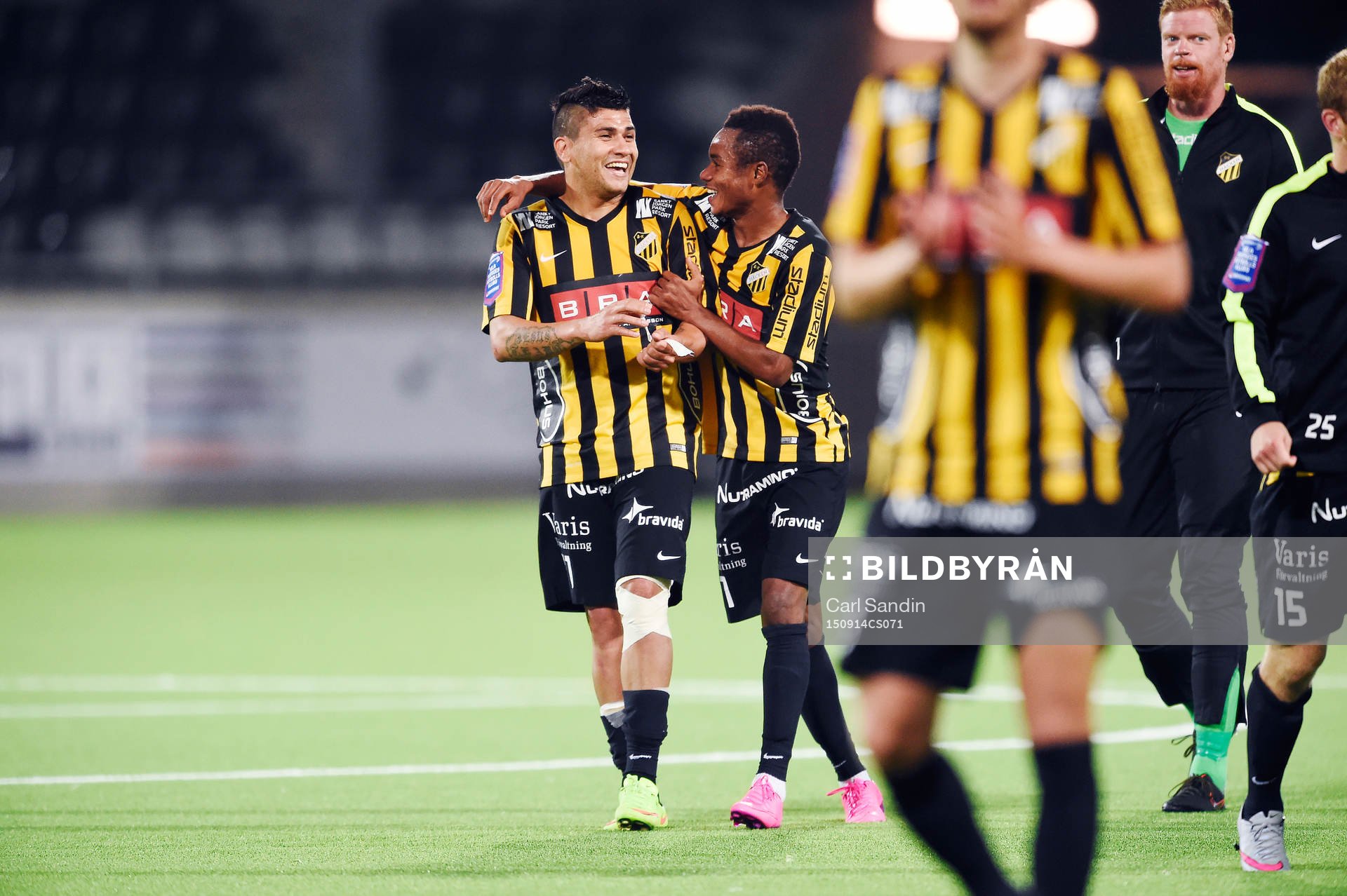 Häckens Paulo de Oliveira jublar med Nasiru Mohammed efter en fotbollsmatch i Allsvenskan mellan Häcken och Halmstad den 14 september 2015 i Göteborg.