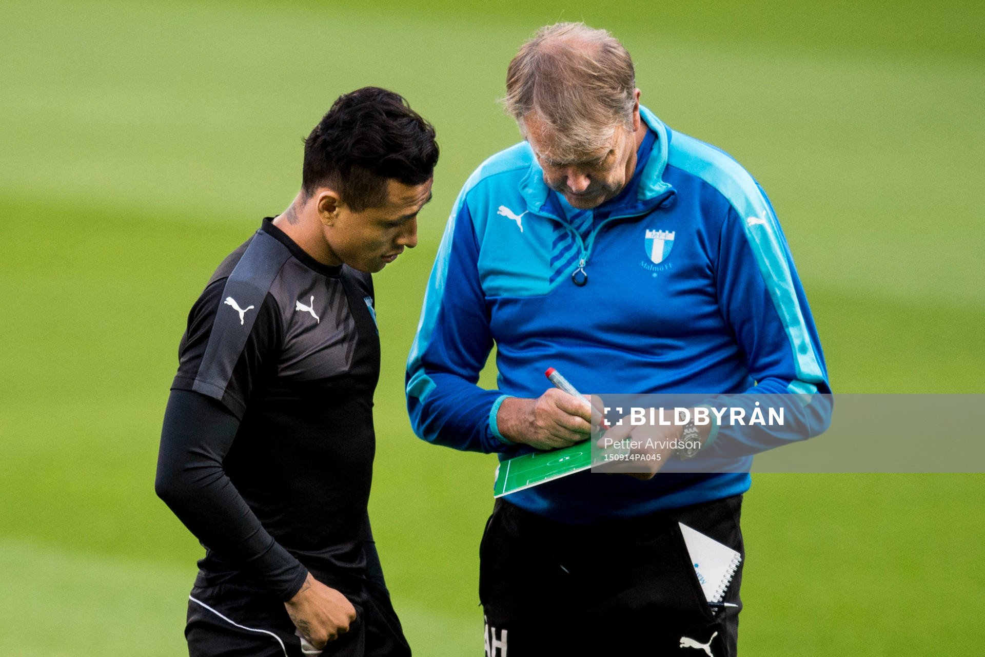 Malmö FFs Yoshimar Yotún får instruktioner av tränare