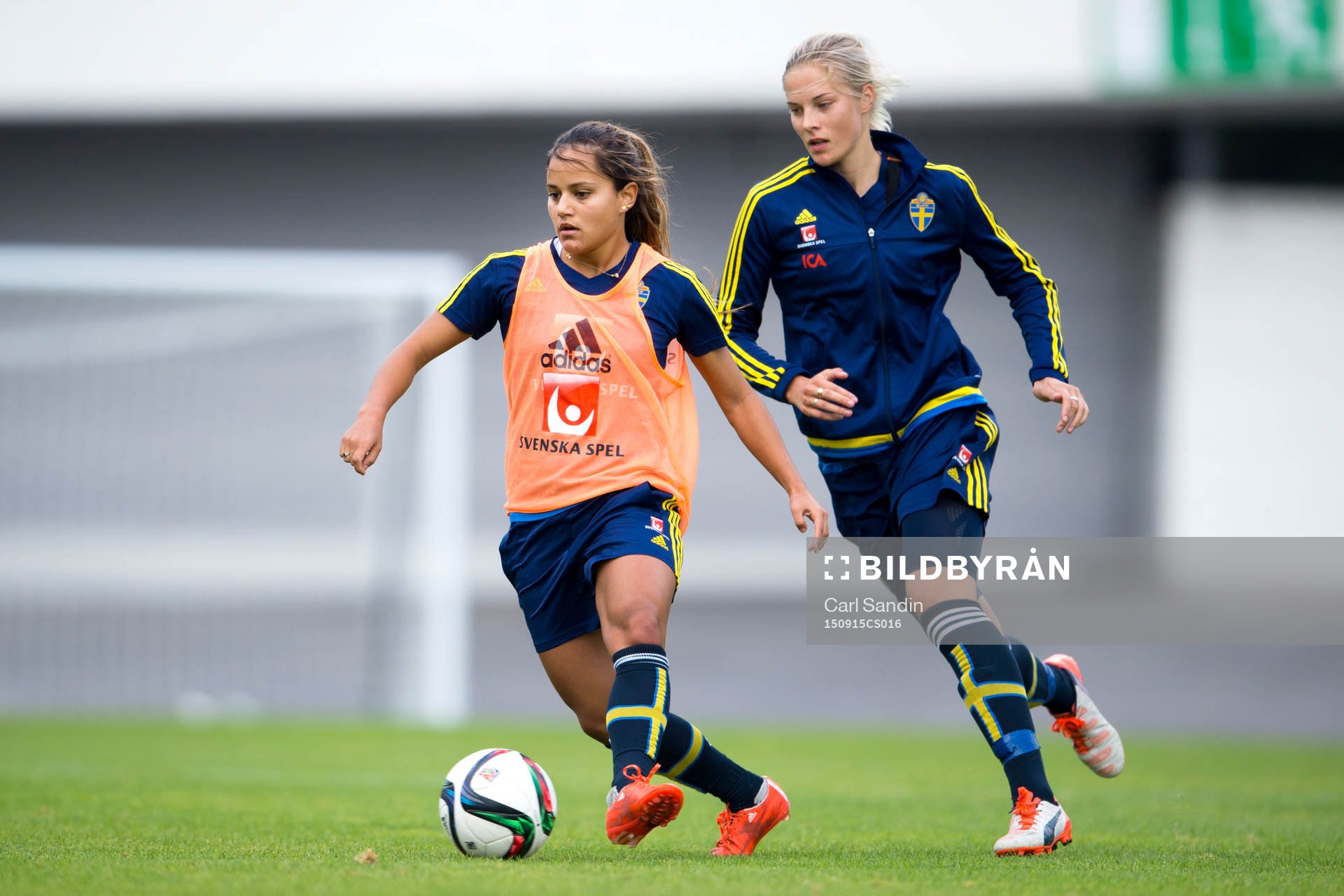 Sveriges Malin Diaz Pettersson och Lina Hurtig under en träning med det svenska damlandslaget i fotboll den 15 september 2015 i Göteborg.