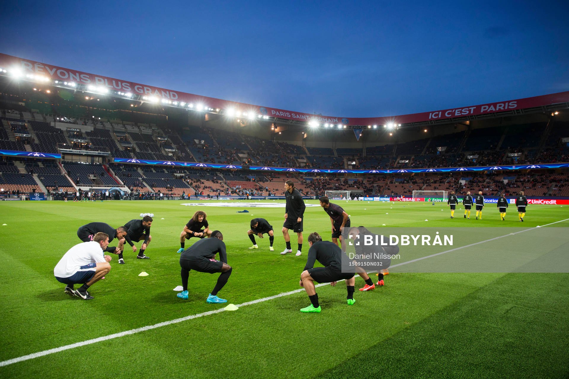 PSG värmer upp innan fotbollsmatchen i Champions League