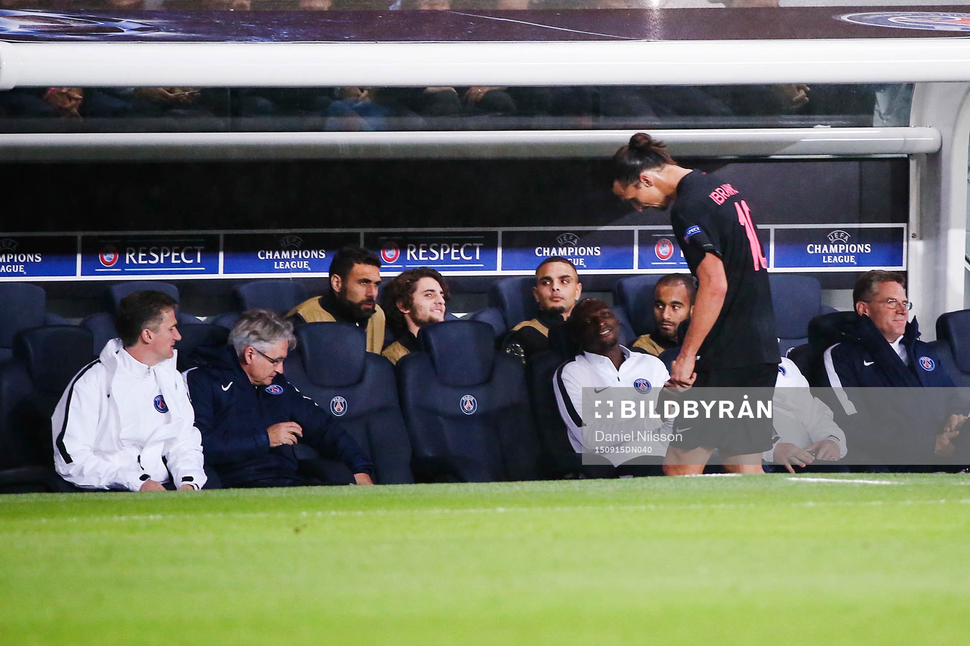 PSG:s Zlatan Ibrahimovic blir utbytt under fotbollsmatchen i Champions League mellan Paris Saint Germain och Malmö FF den 15 September 2015 i Paris.