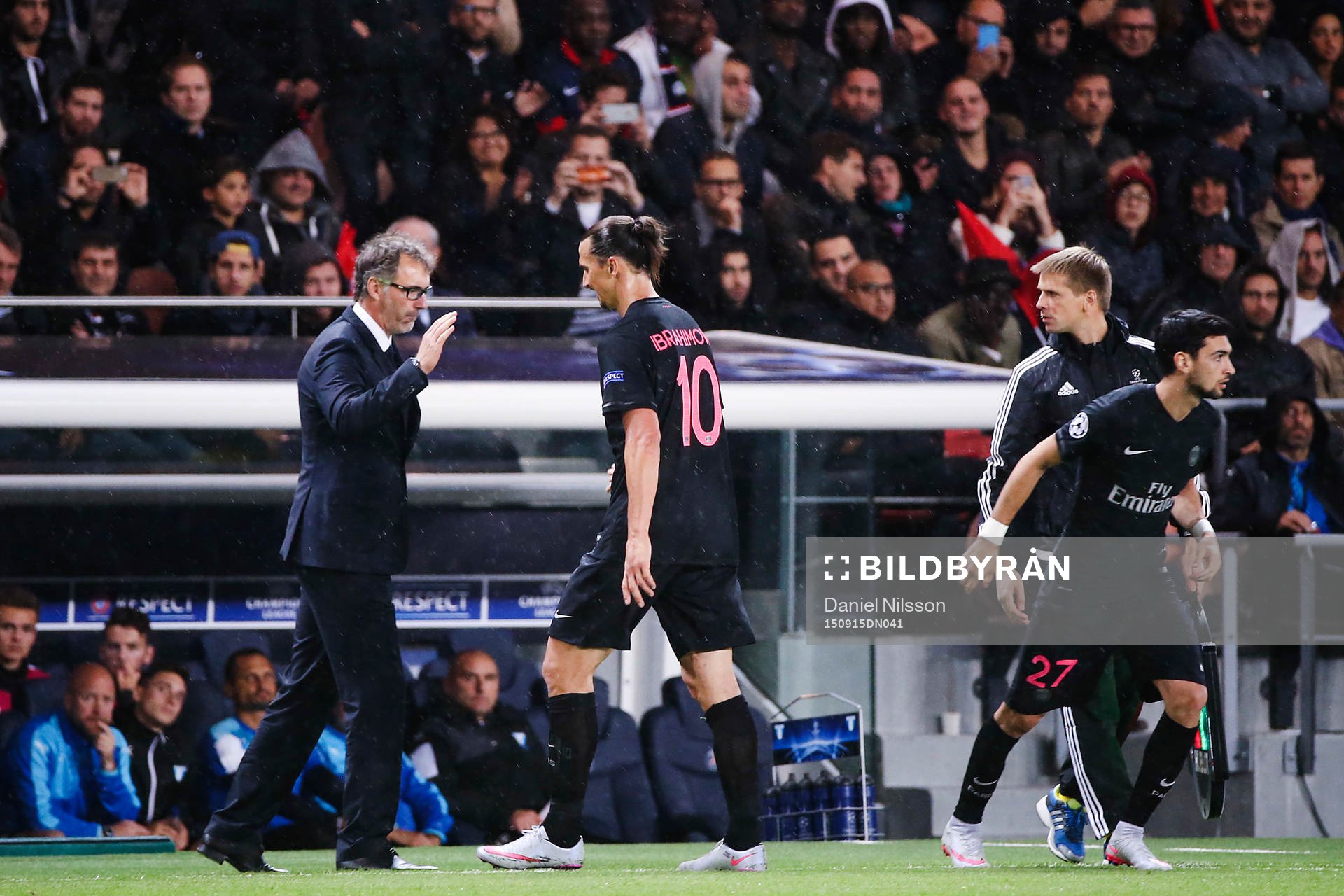s får en klapp av tränare Laurent Blanc när han blir
