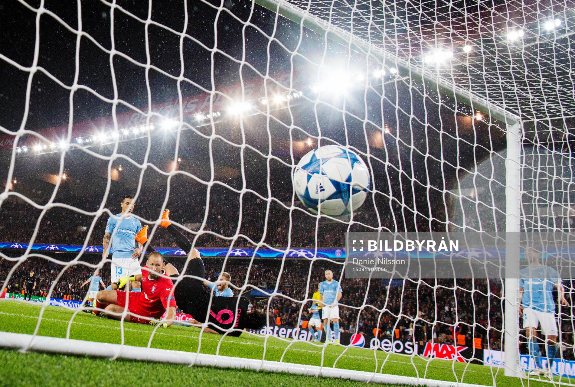 s Ezequiel Lavezzi gjorde 3-0 bakom Malmös målvakt Johan