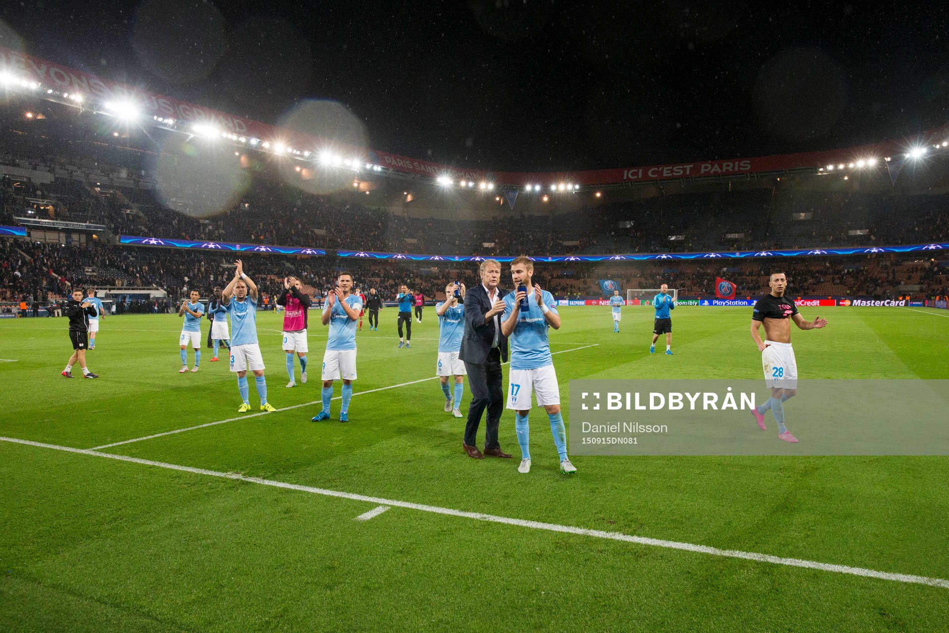 Malmös spelare tackar publiken efter fotbollsmatchen i Champions League mellan Paris Saint Germain och Malmö FF den 15 September 2015 i Paris.